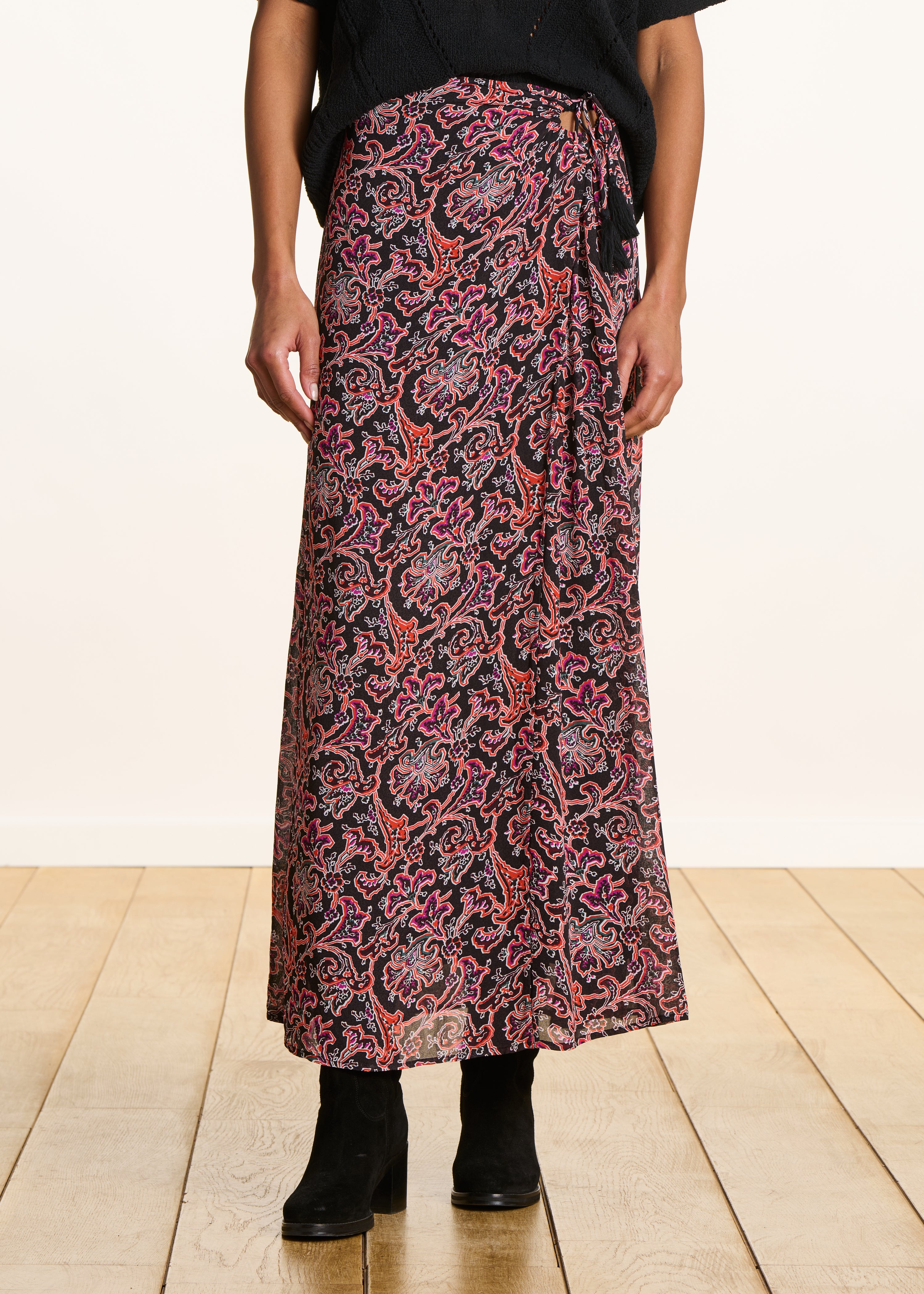Jupe longue évasée noire à imprimé