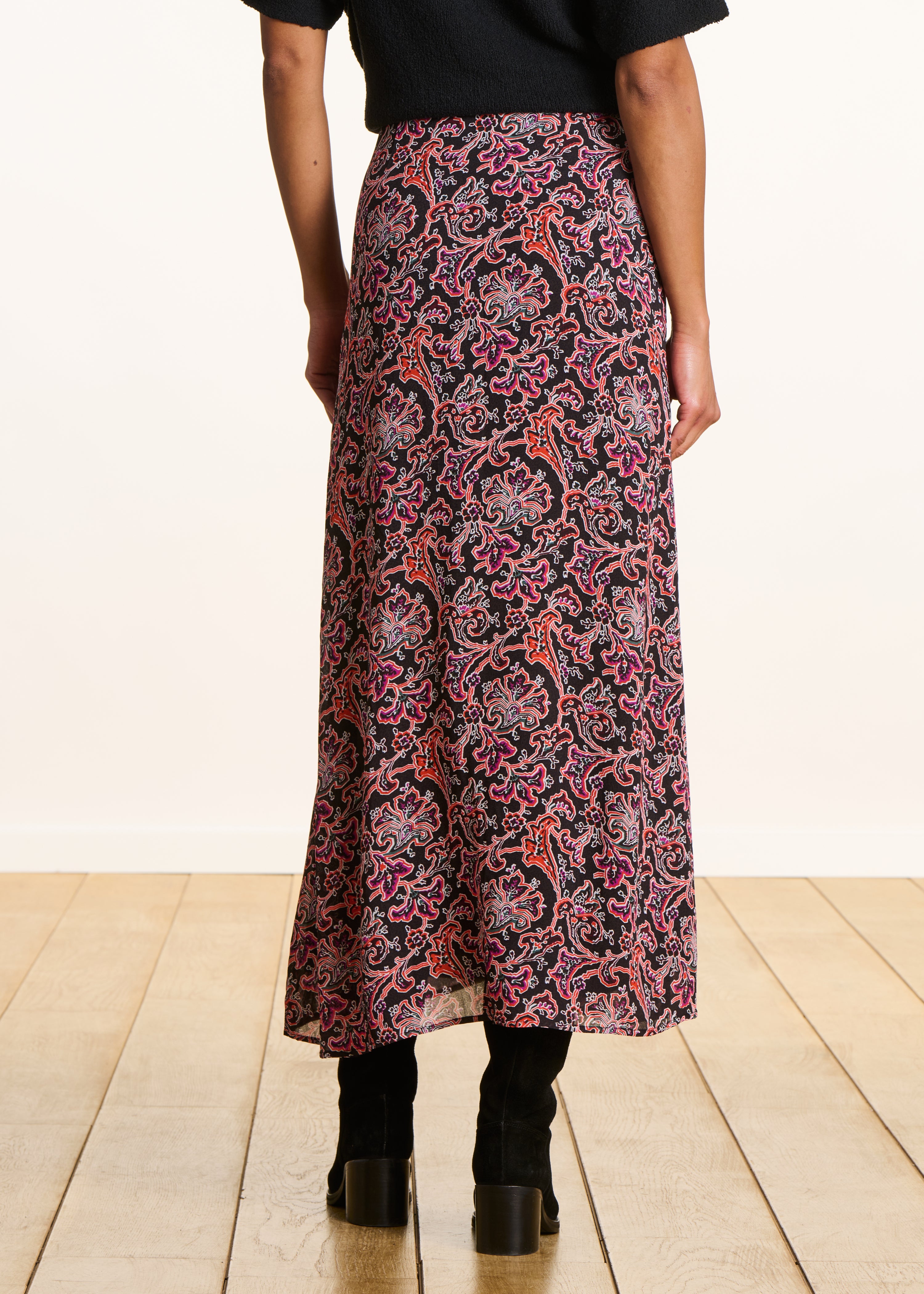 Jupe longue évasée noire à imprimé