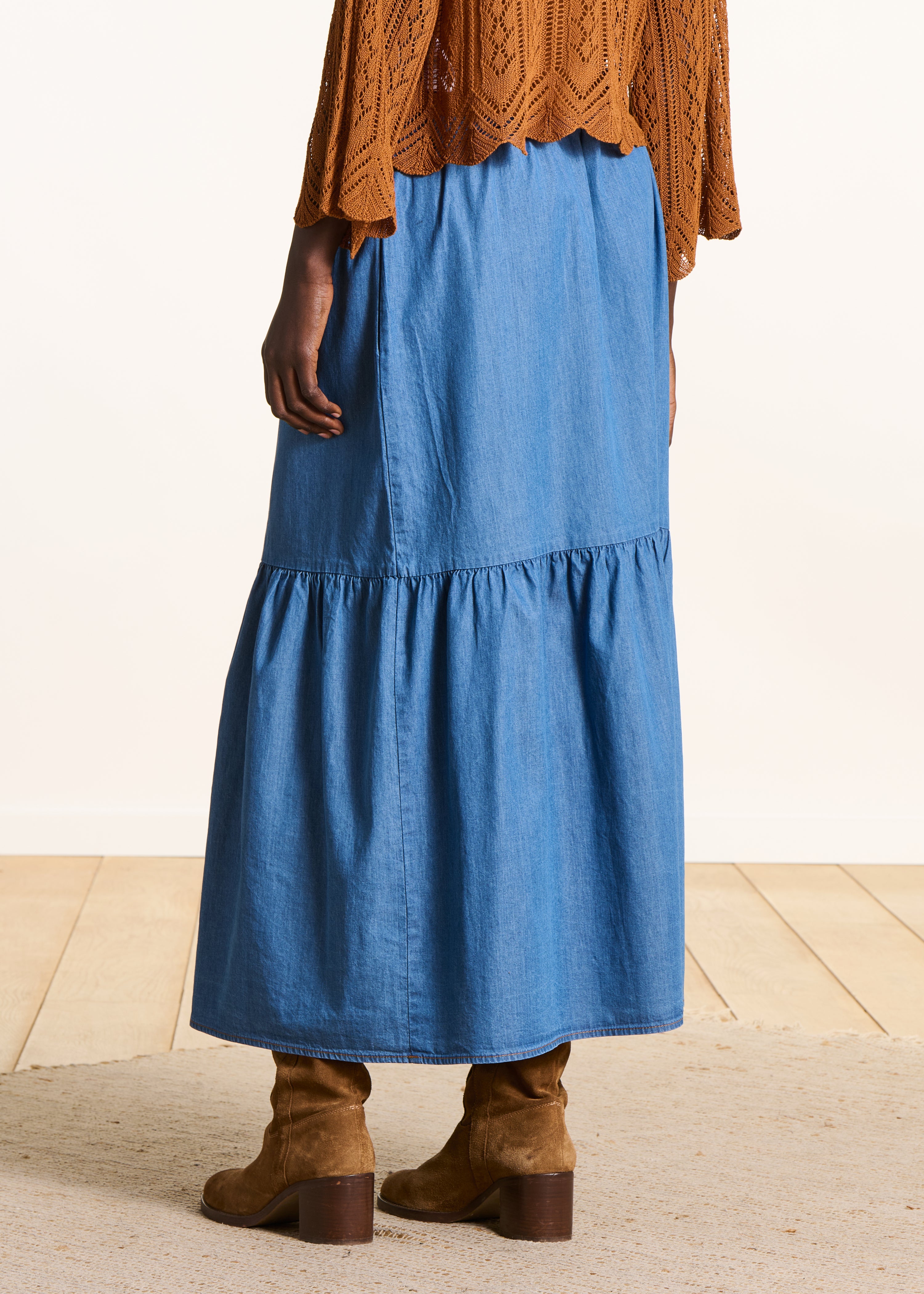 Gonna midi a balze in denim morbido