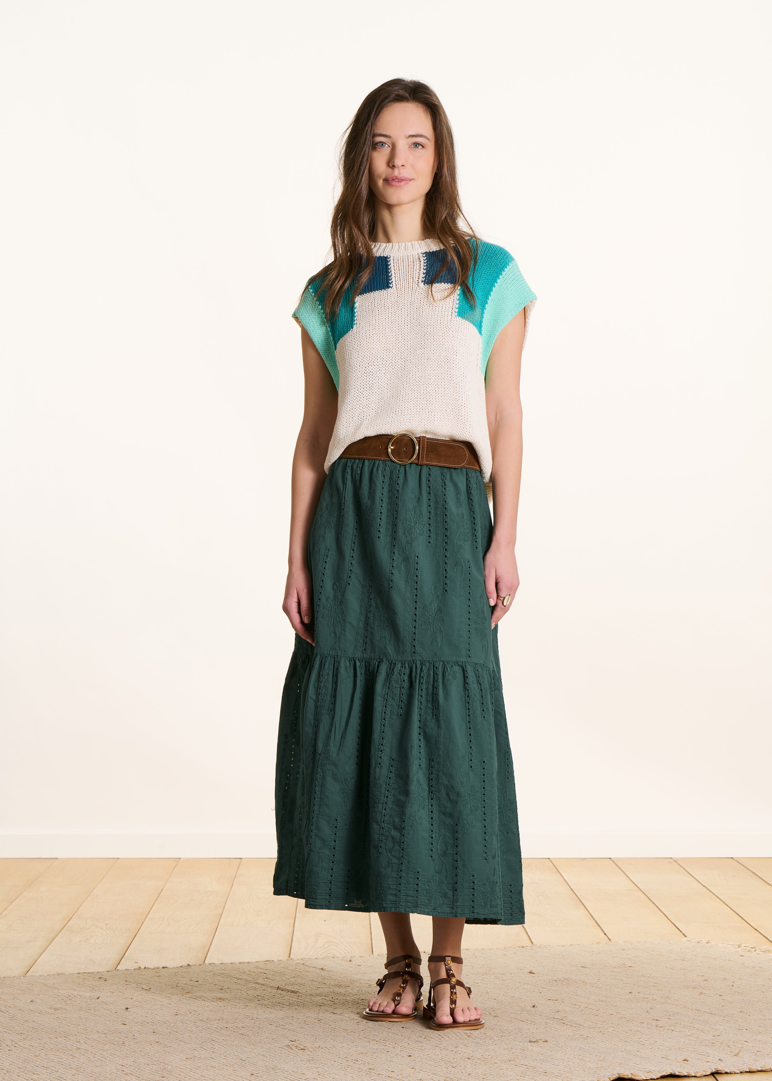 Jupe longue vert foncé à volants en broderie anglaise