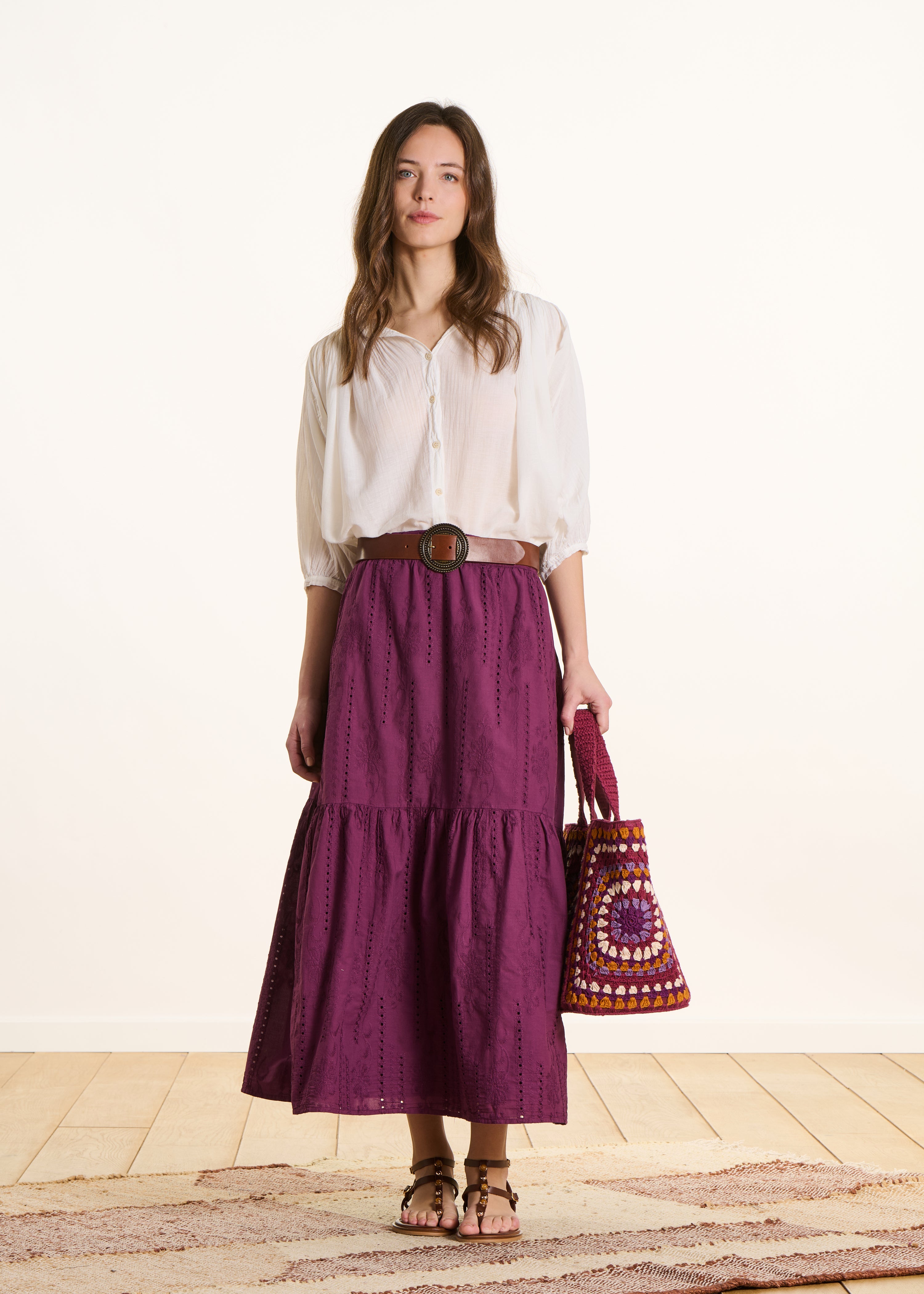 Jupe longue violette à volants en broderie anglaise