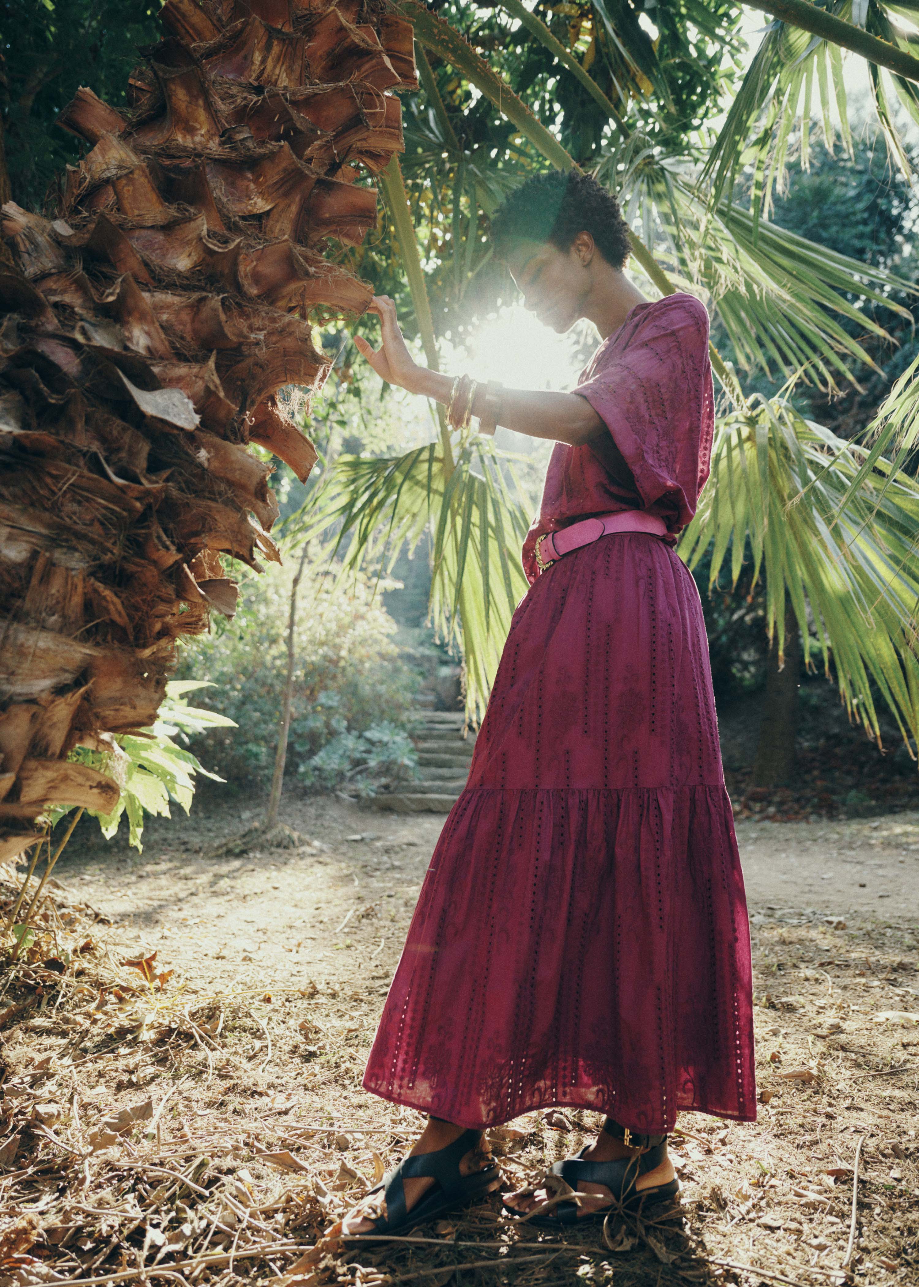 Jupe longue violette à volants en broderie anglaise