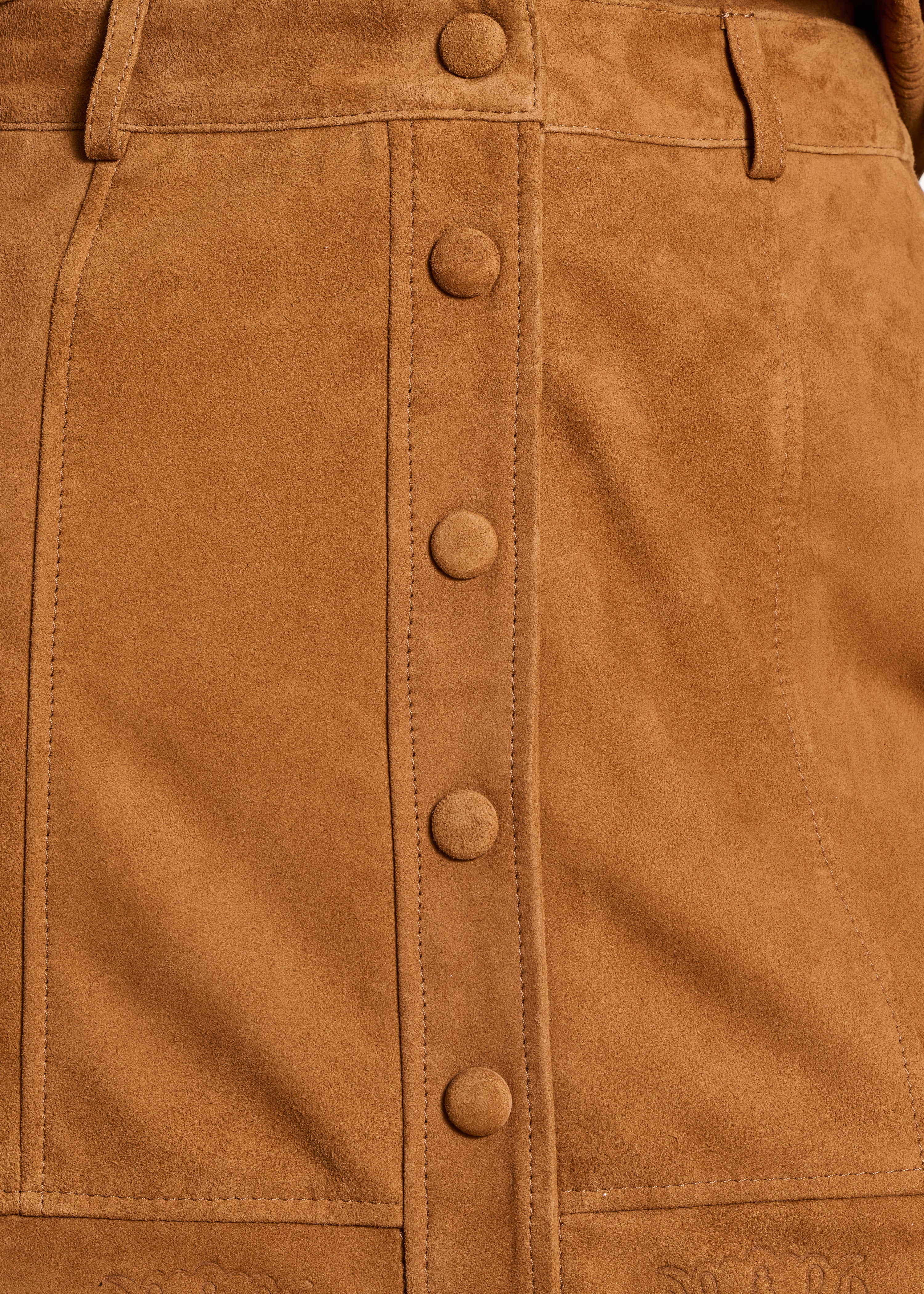 Falda corta recta camel en cuero efecto ante