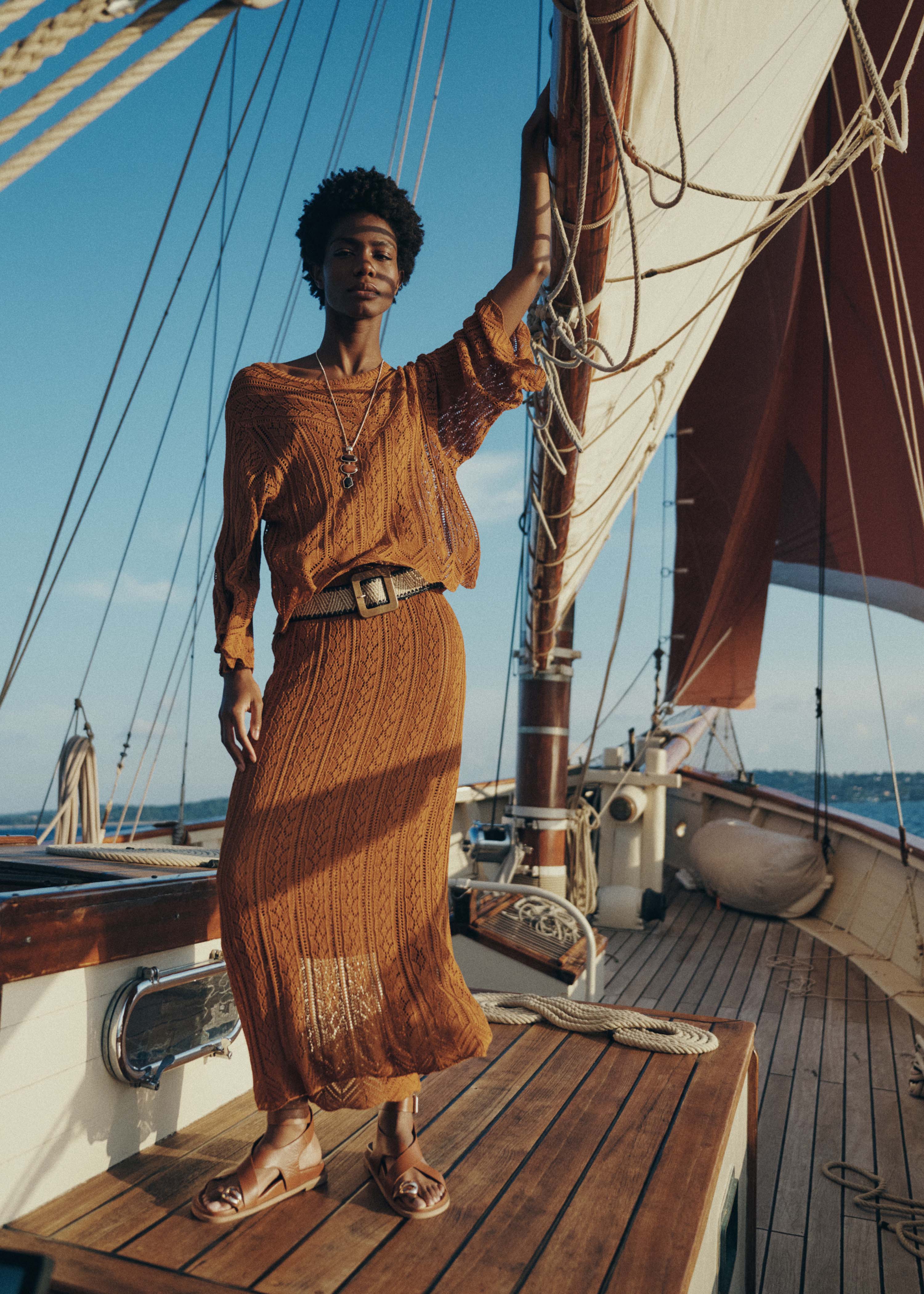 Falda midi de punto calado marrón