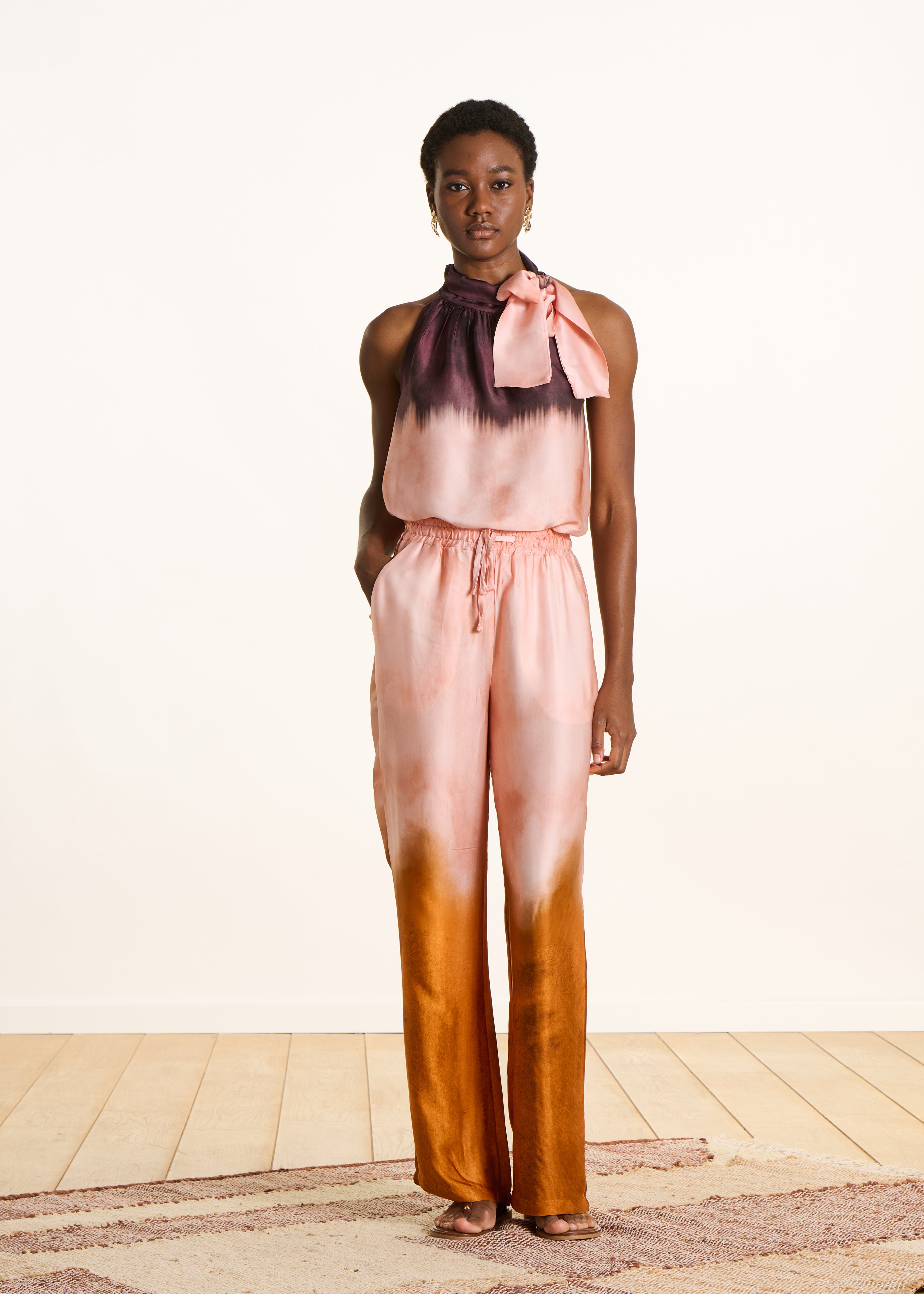 Pantalon large rose en satin imprimé tie & dye