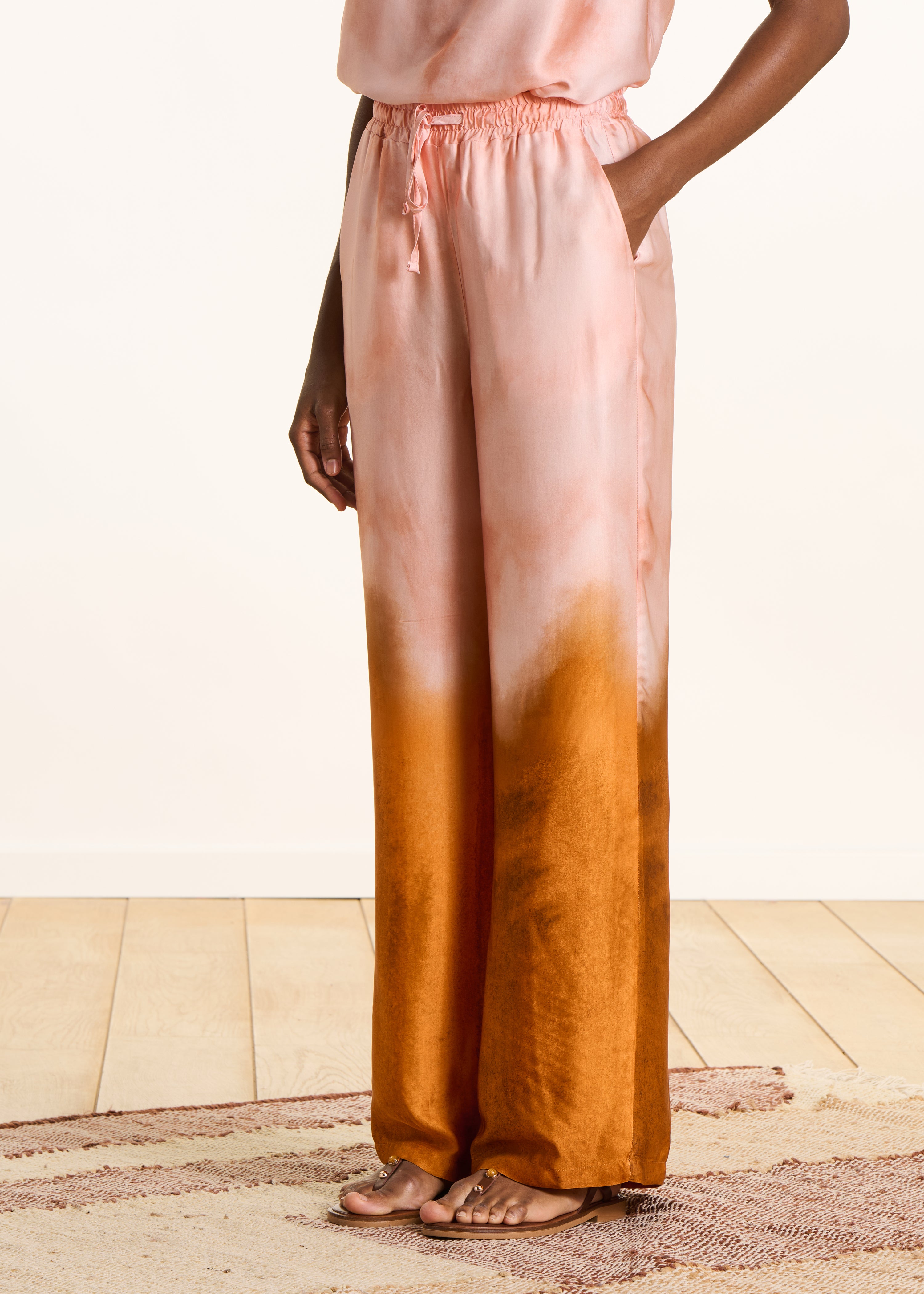 Pantalon large rose en satin imprimé tie & dye