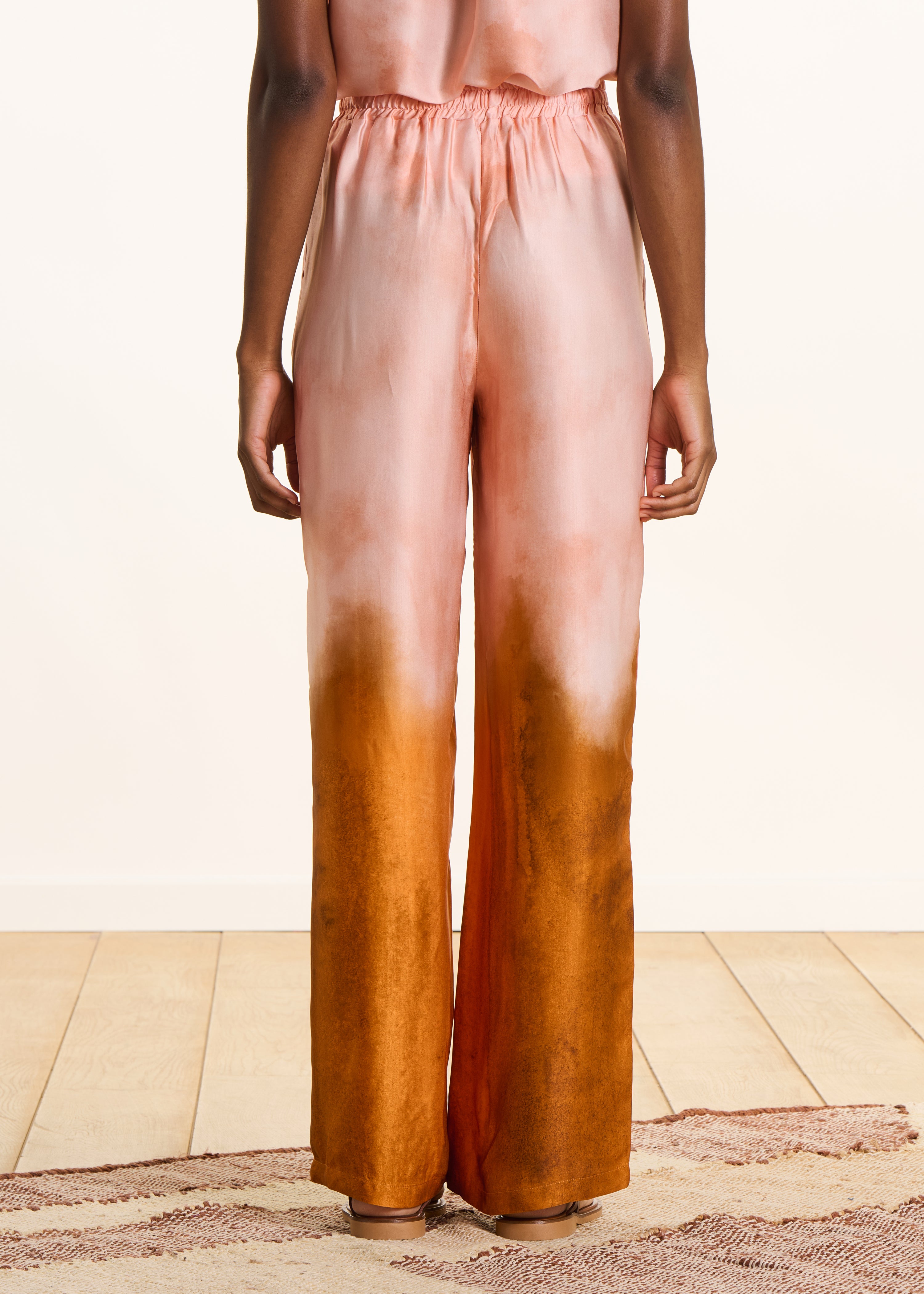 Pantalon large rose en satin imprimé tie & dye