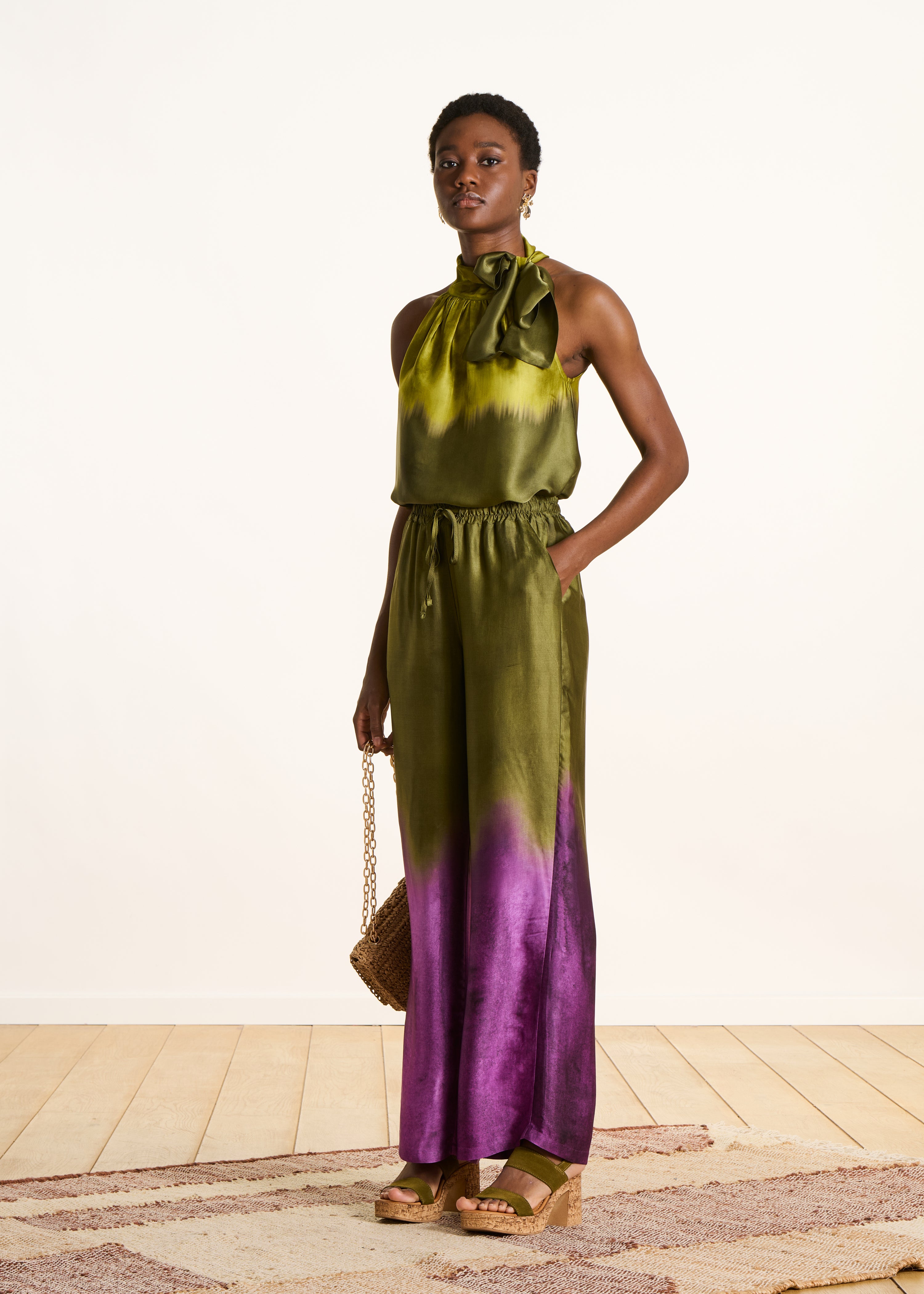 Pantalon large vert olive en satin imprimé tie & dye