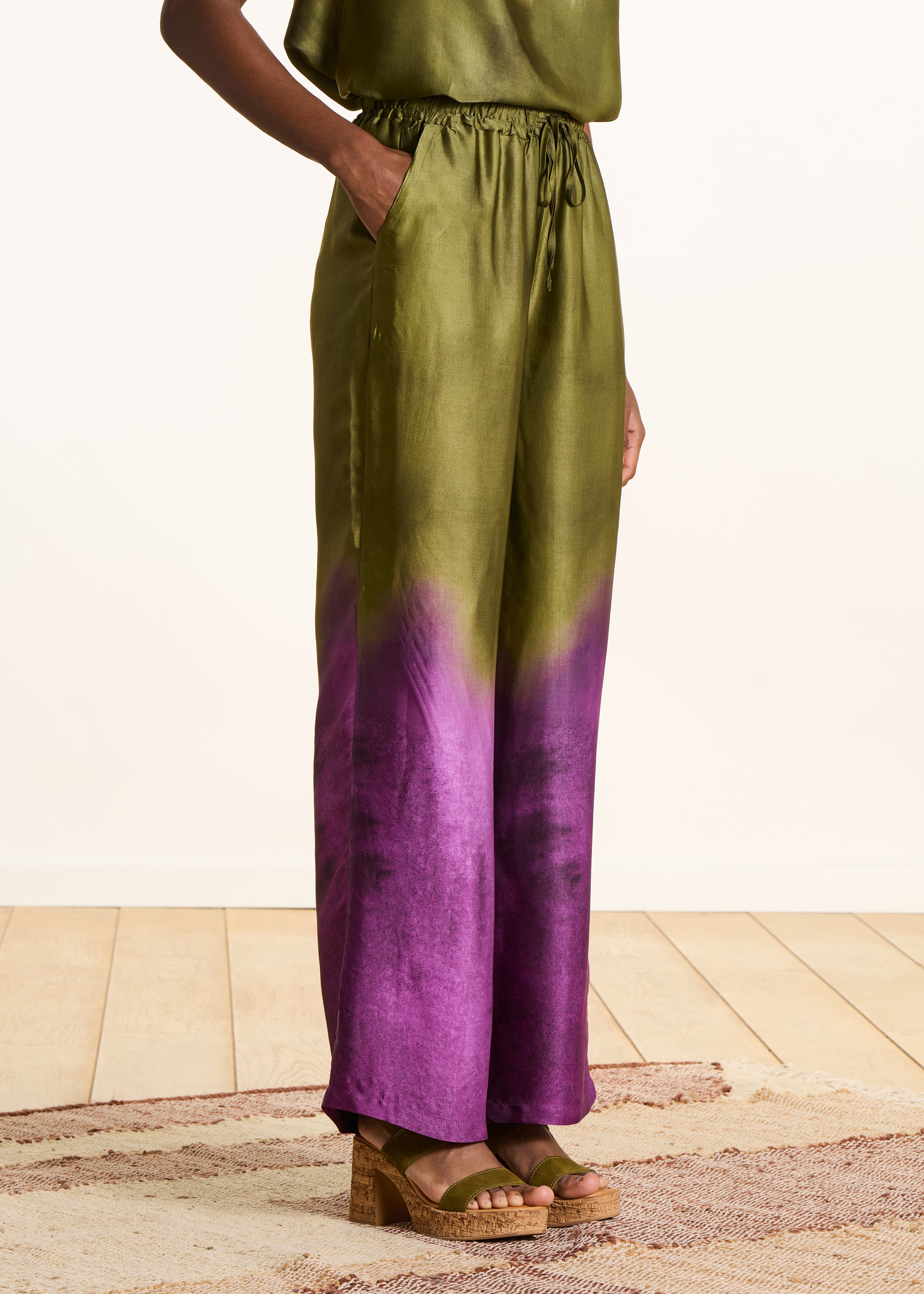 Pantalon large vert olive en satin imprimé tie & dye