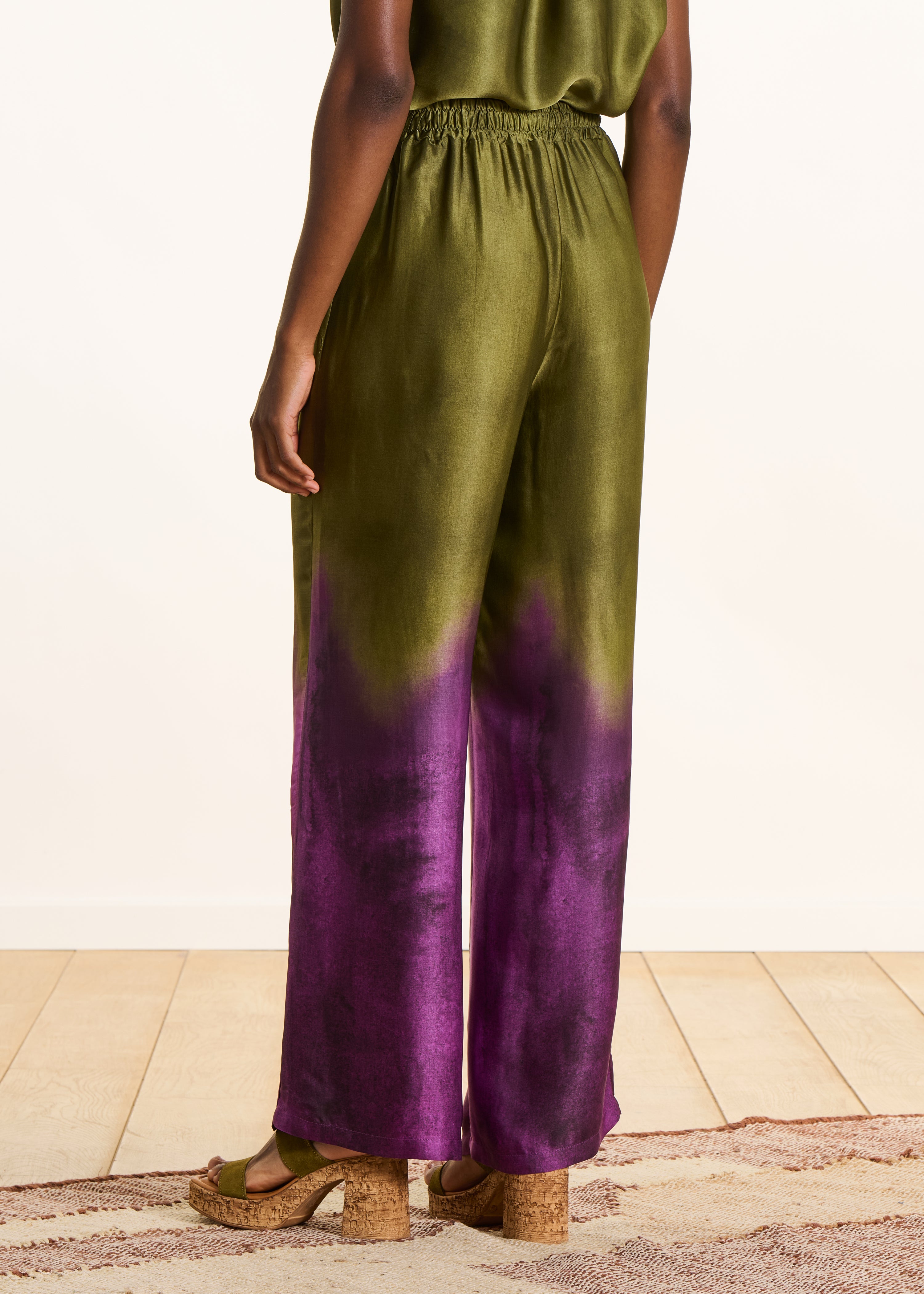 Pantalon large vert olive en satin imprimé tie & dye