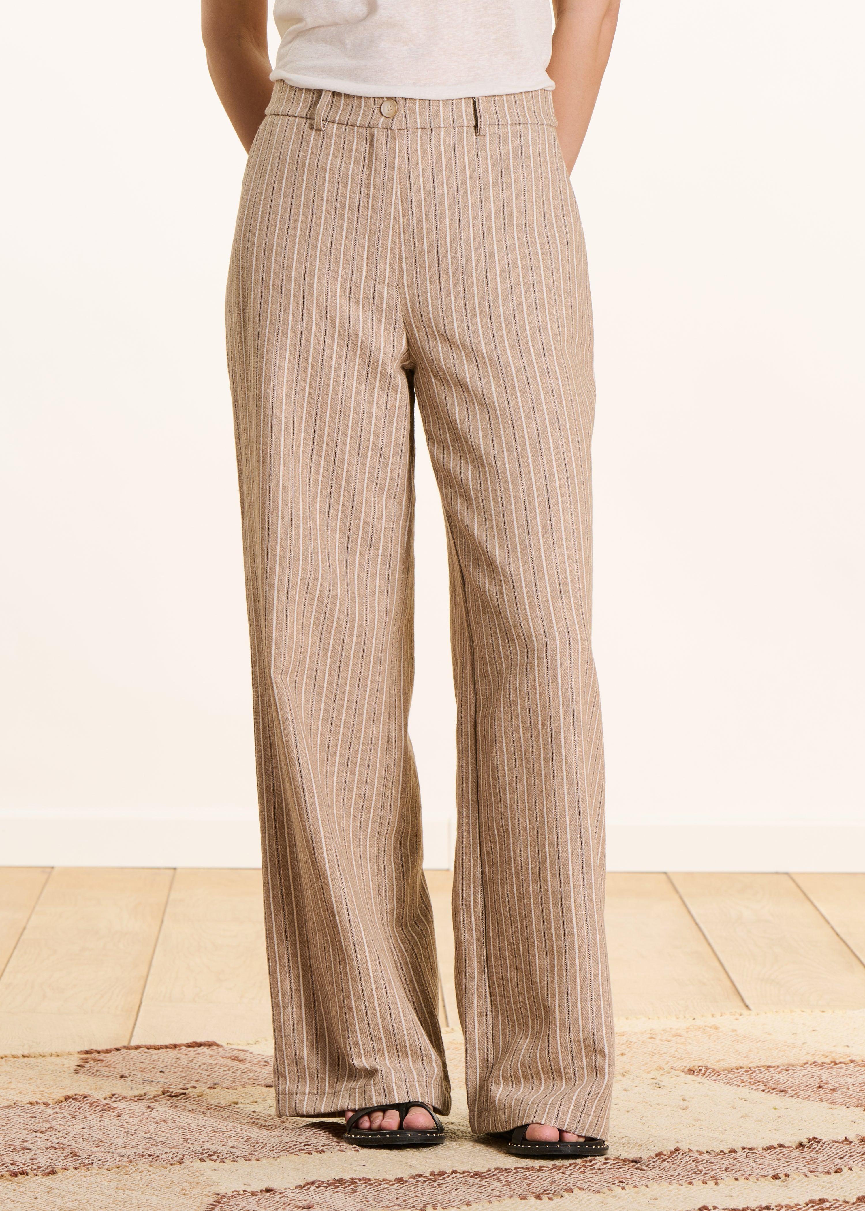 Pantalon droit et large beige rayé taille haute