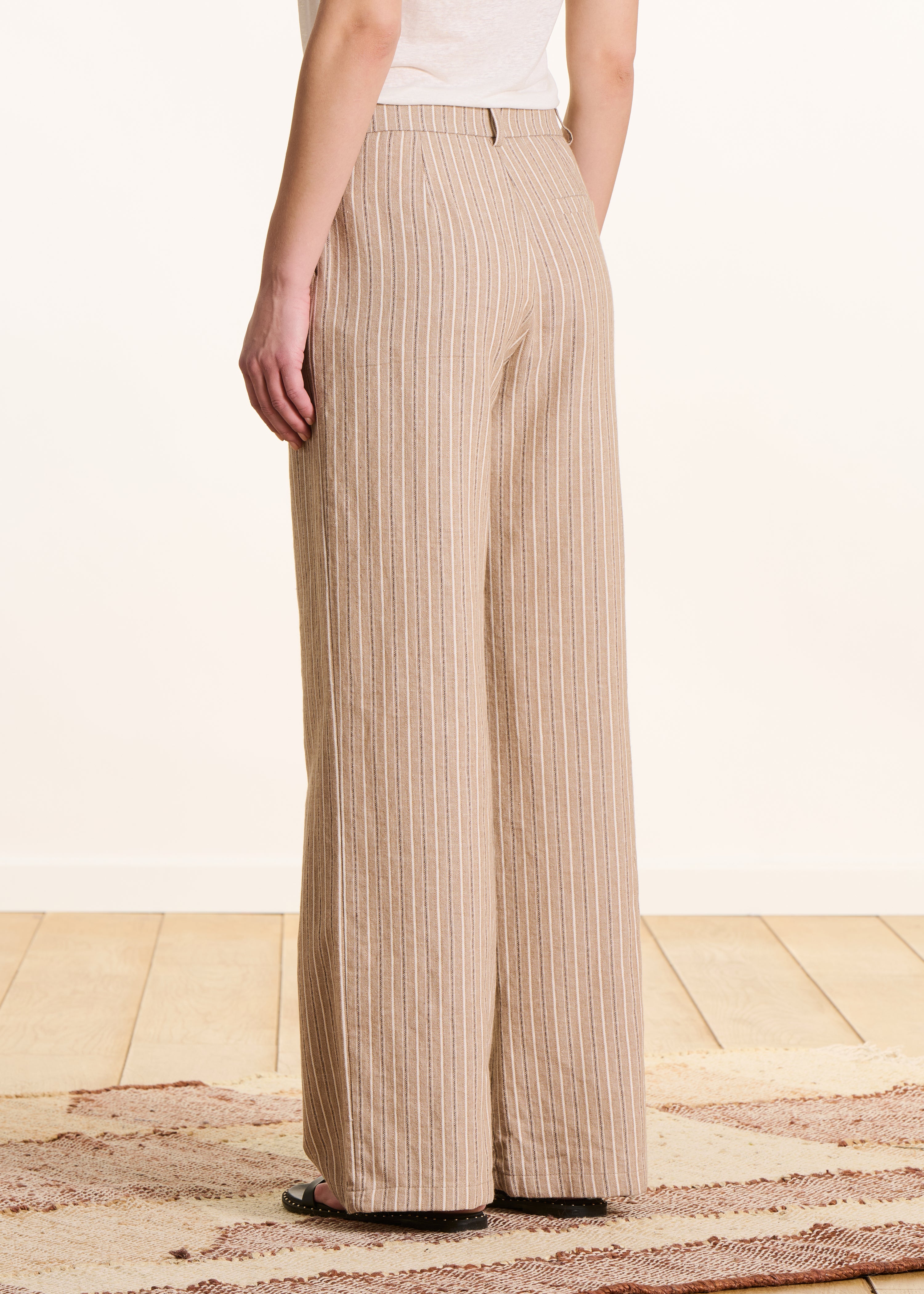 Pantalon droit et large beige rayé taille haute
