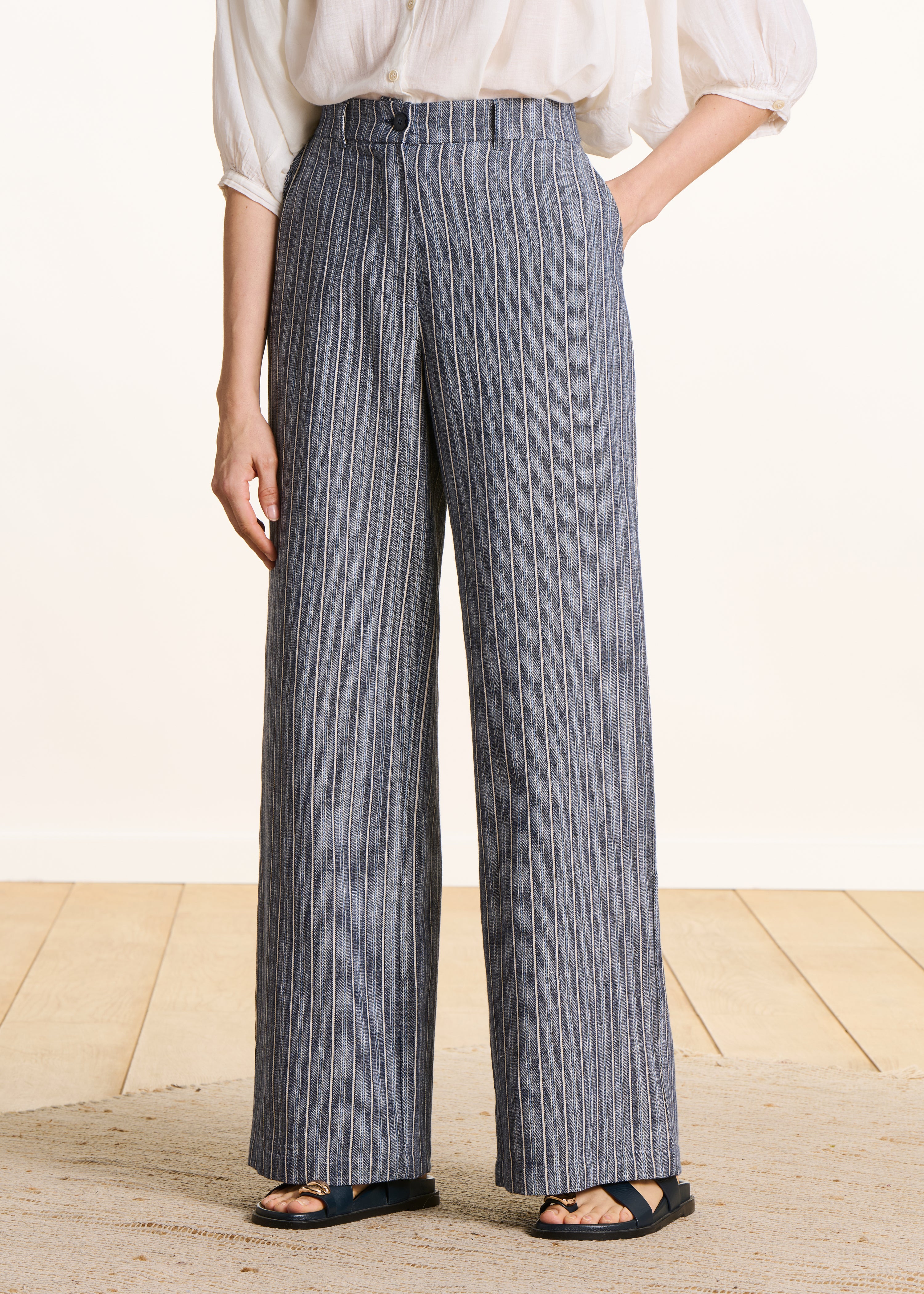 Pantalon droit et large bleu rayé taille haute
