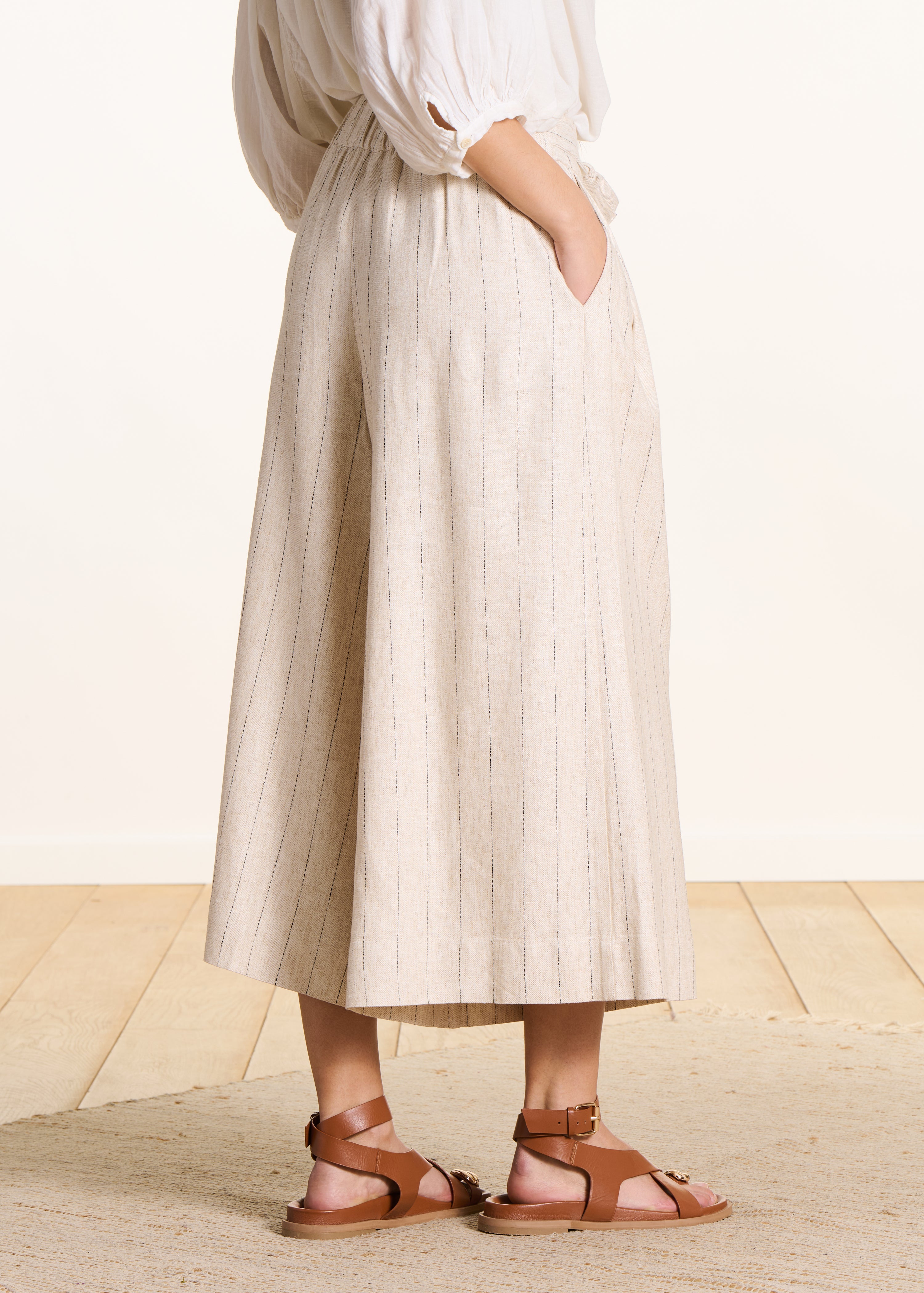 Weite gestreifte Hose in Beige mit hoher Taille