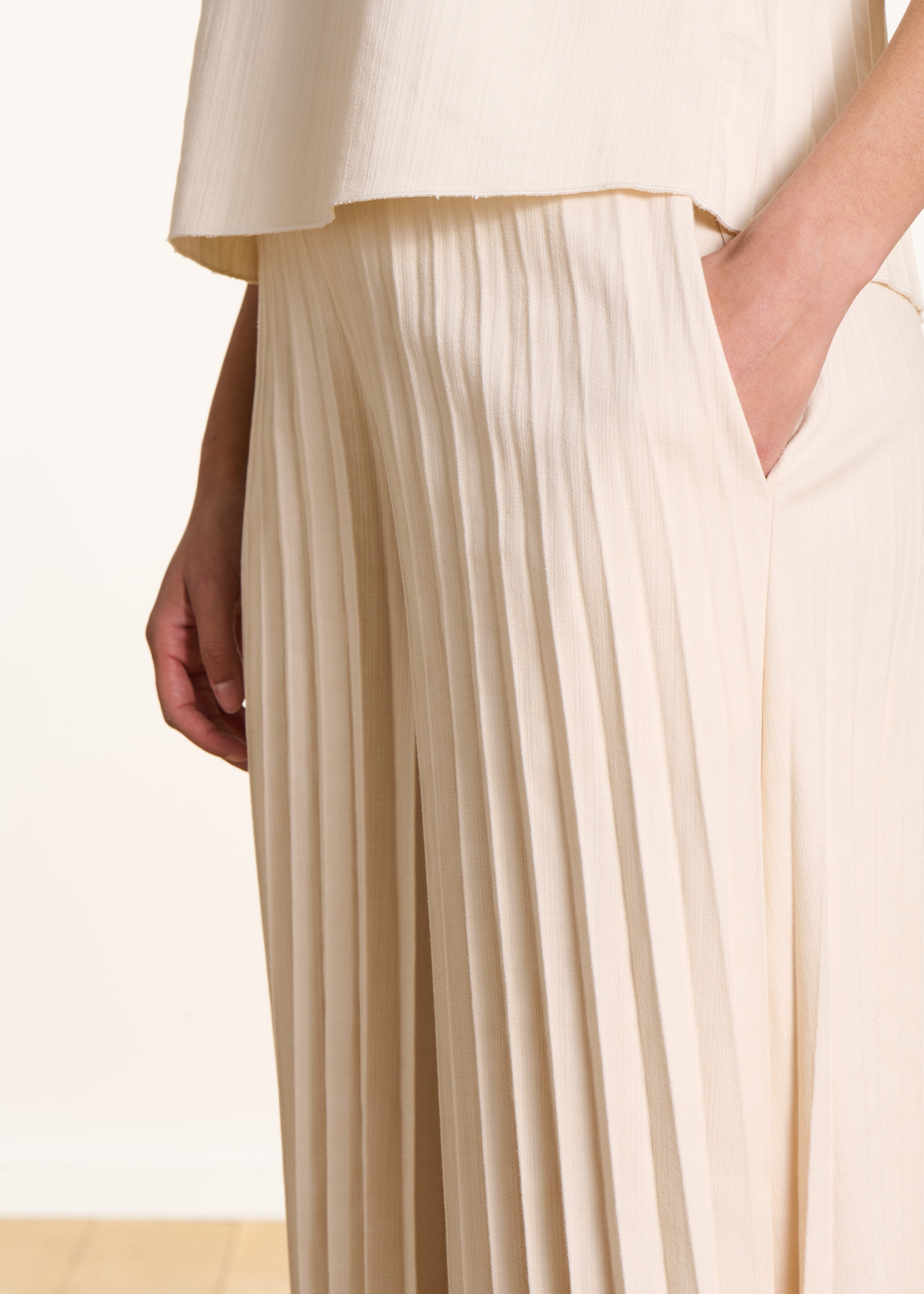 Pantaloni plissettati in denim écru con vita elasticizzata