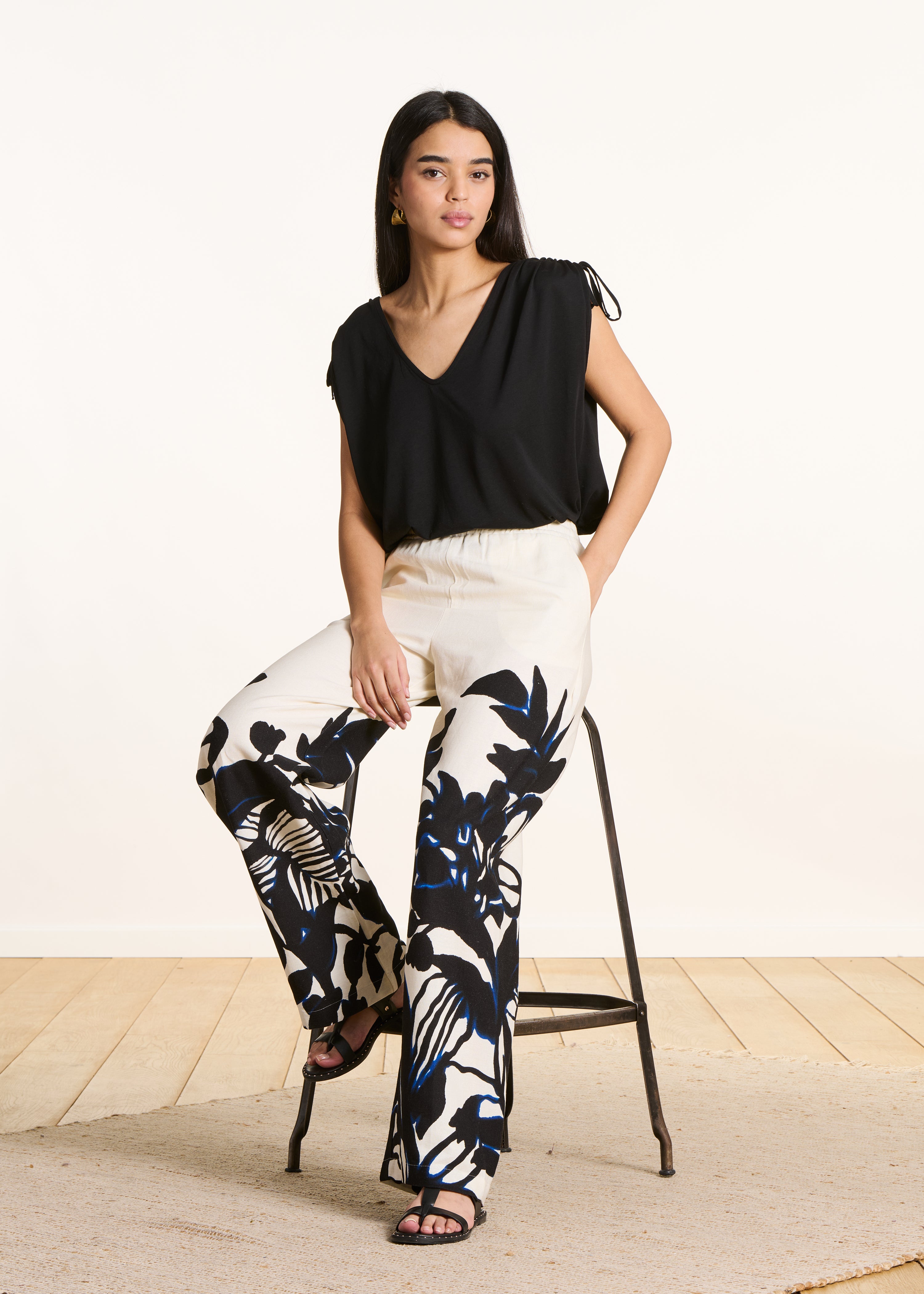 Pantalon écru fluide taille élastique à imprimé noir
