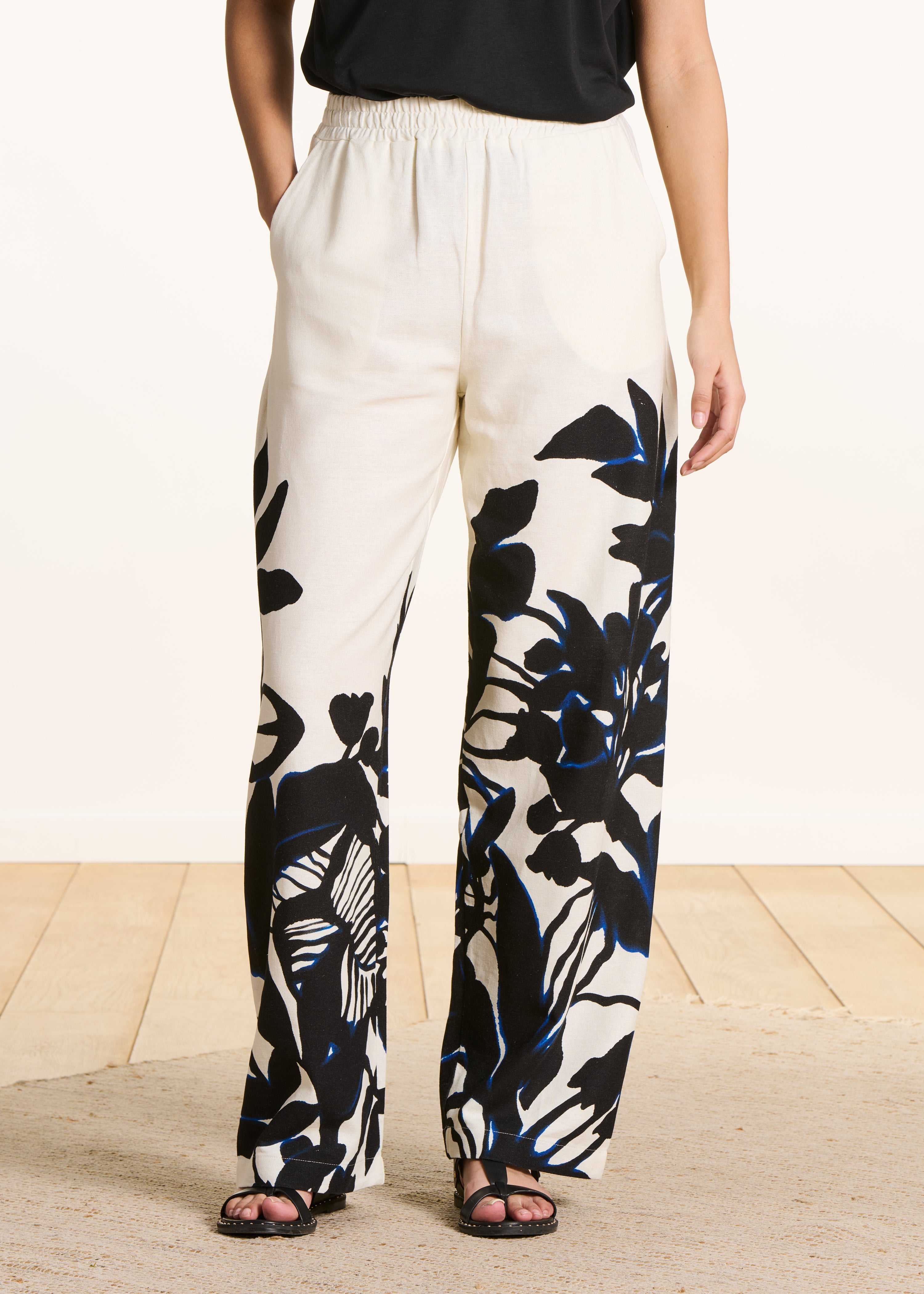Pantalón écru fluido con cintura elástica y estampado negro