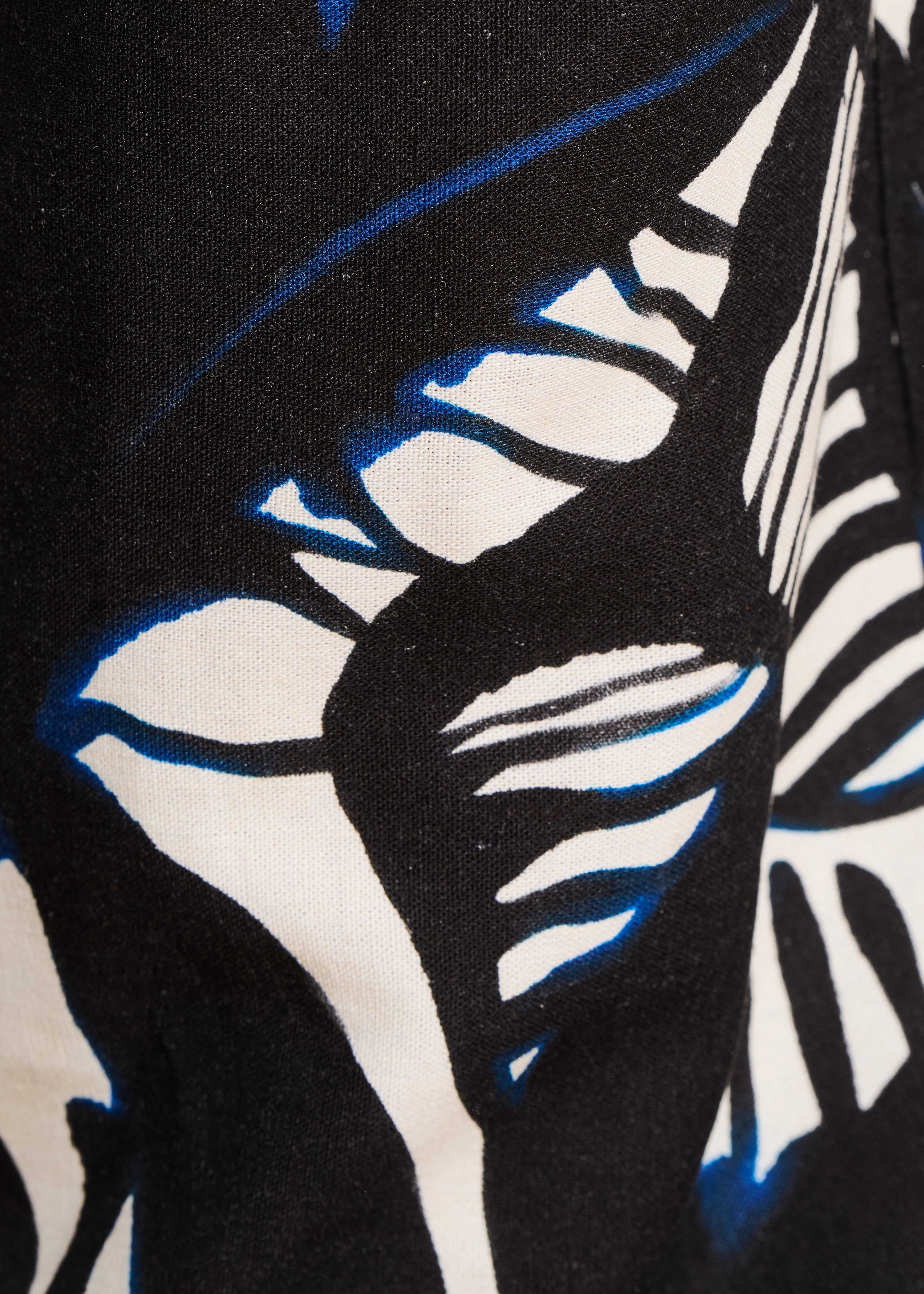 Pantalón écru fluido con cintura elástica y estampado negro