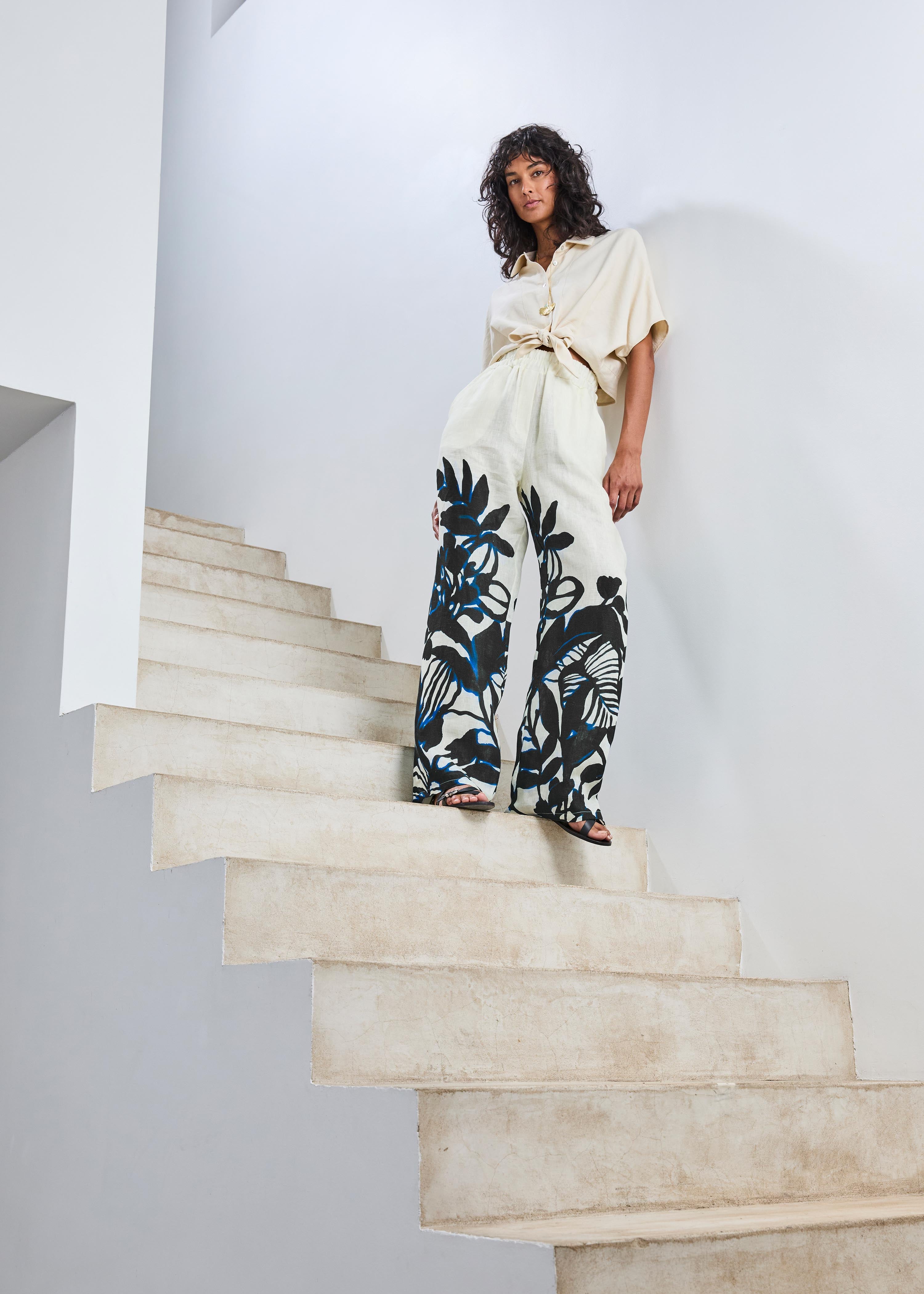 Pantalón écru fluido con cintura elástica y estampado negro