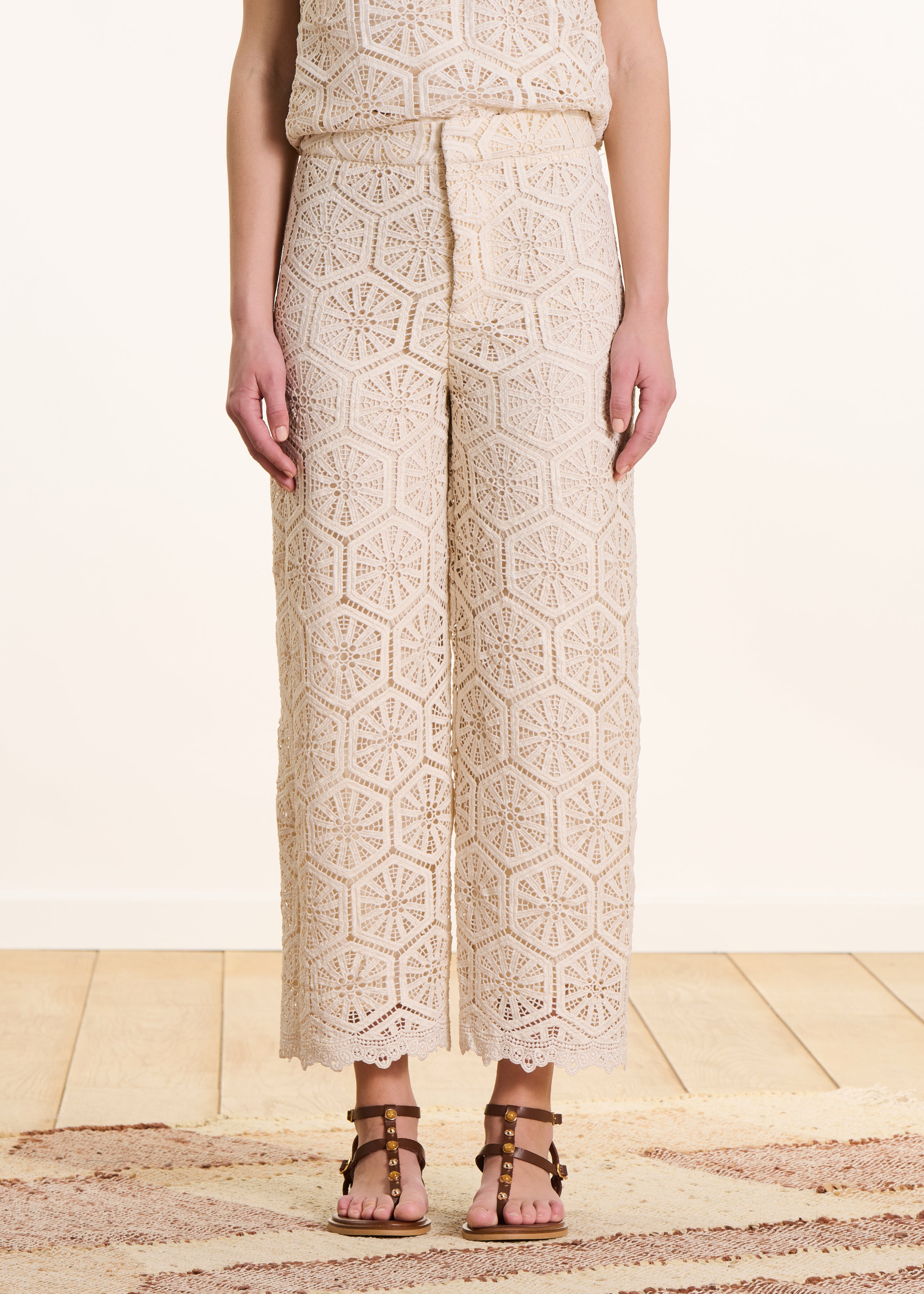 Pantalon droit écru en dentelle taille haute