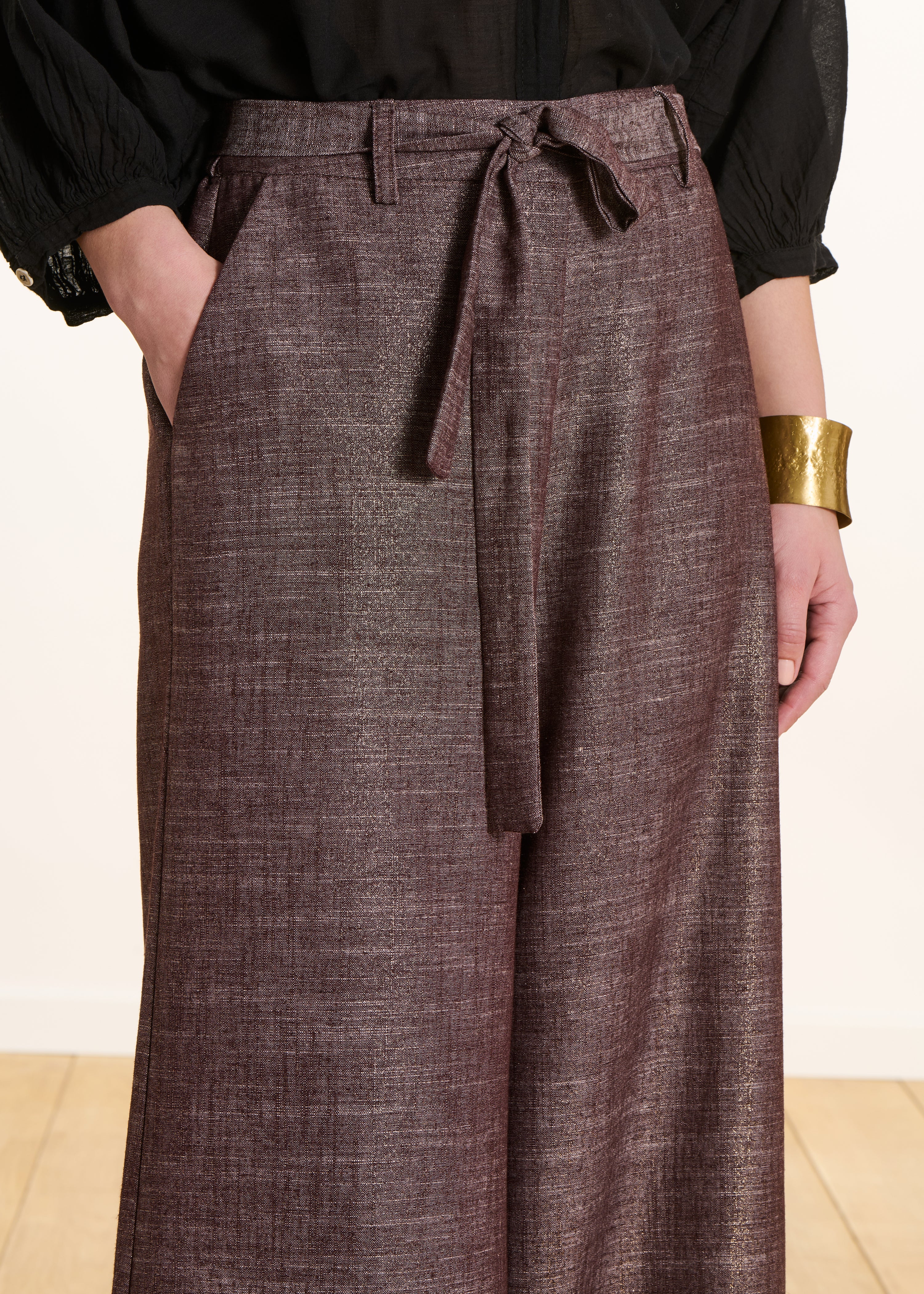 Weite, schimmernde braune Hose mit Bindegürtel