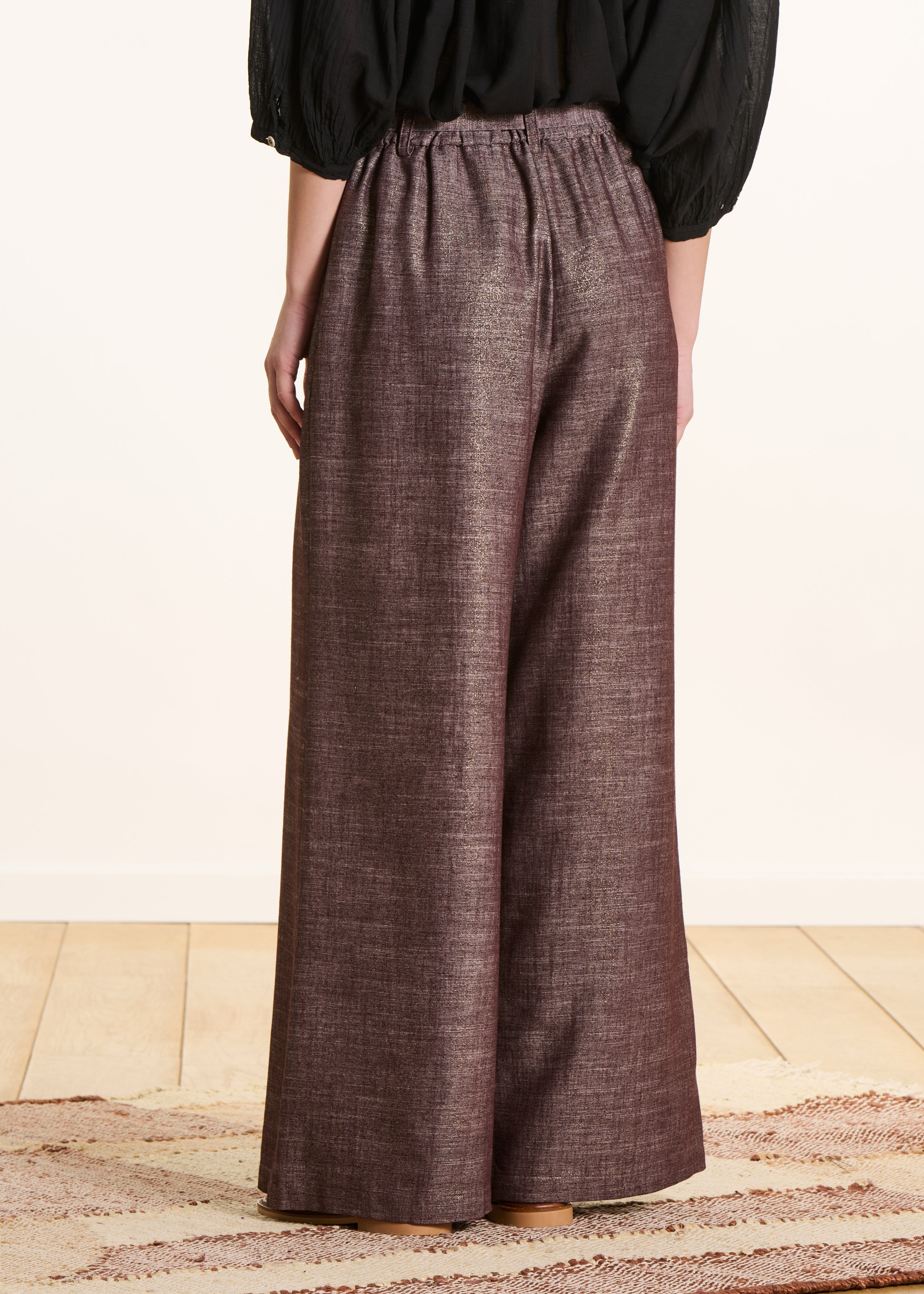 Weite, schimmernde braune Hose mit Bindegürtel