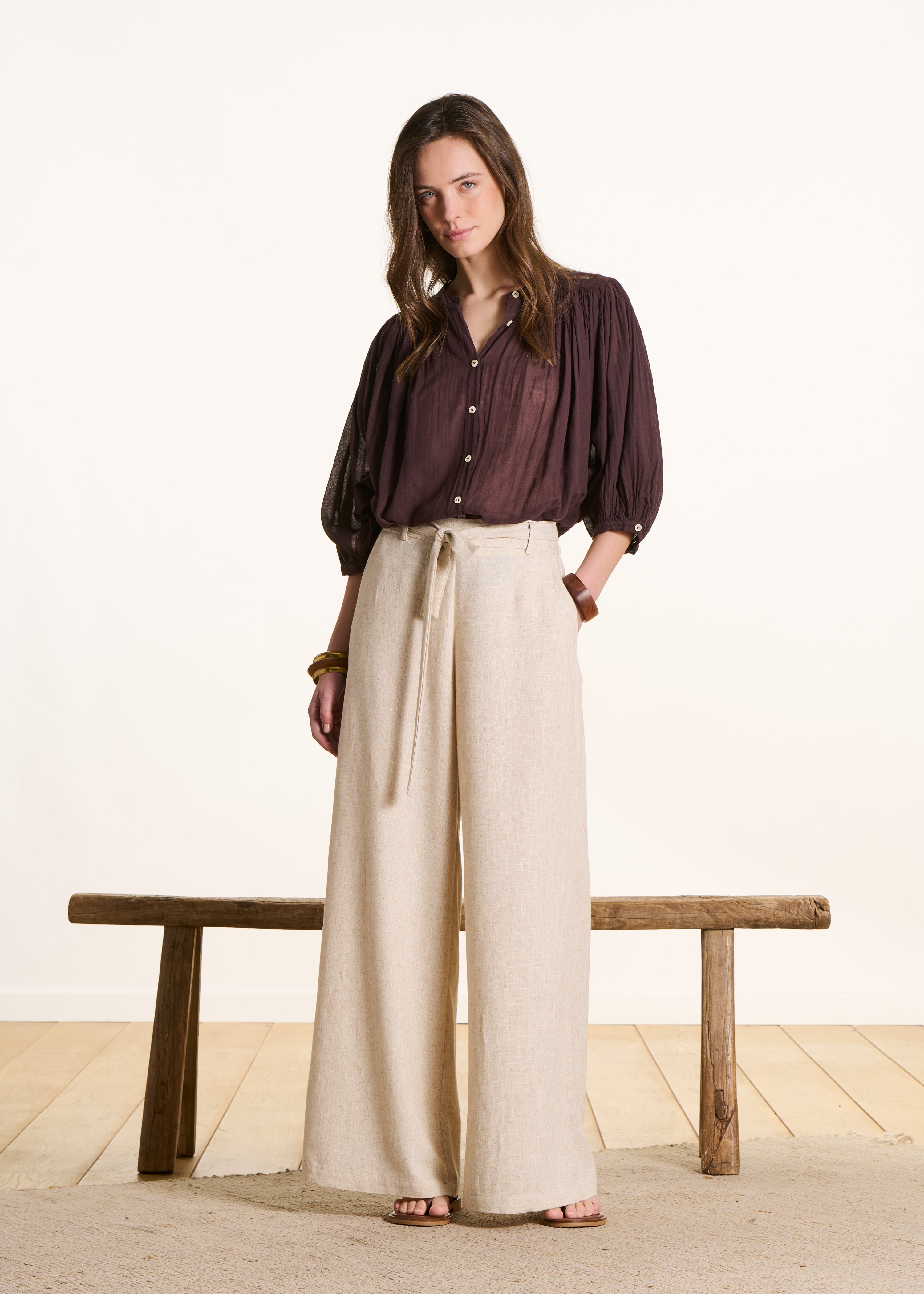Pantalone largo beige iridescente con cintura da annodare