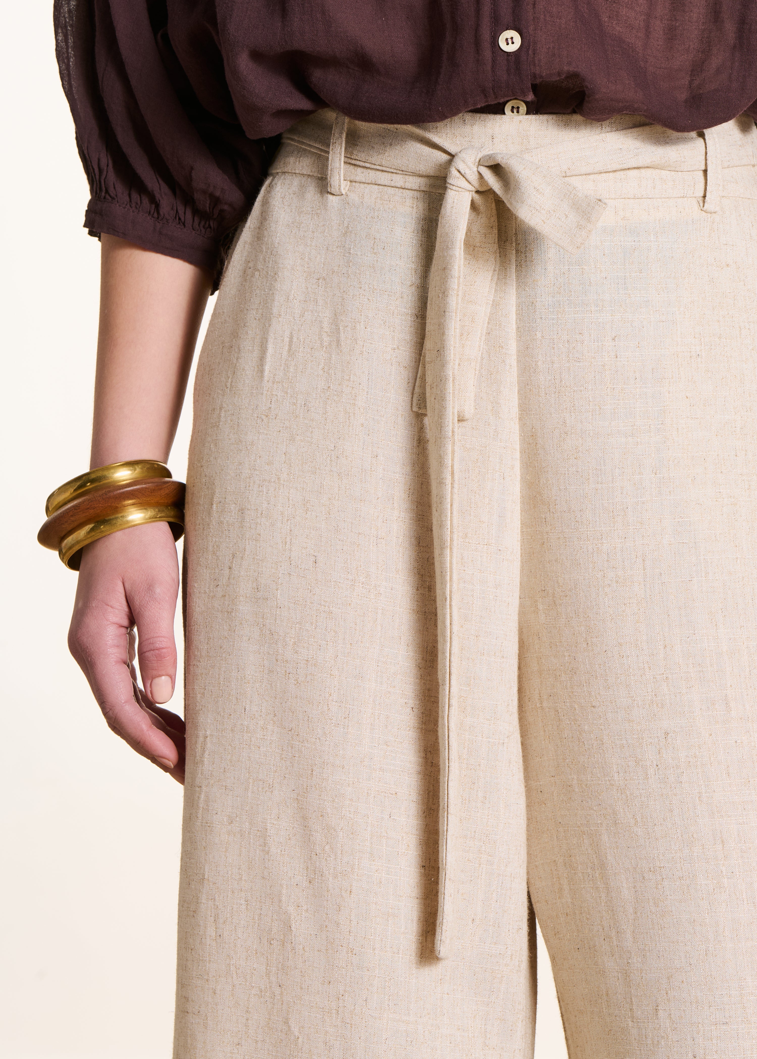 Pantalone largo beige iridescente con cintura da annodare