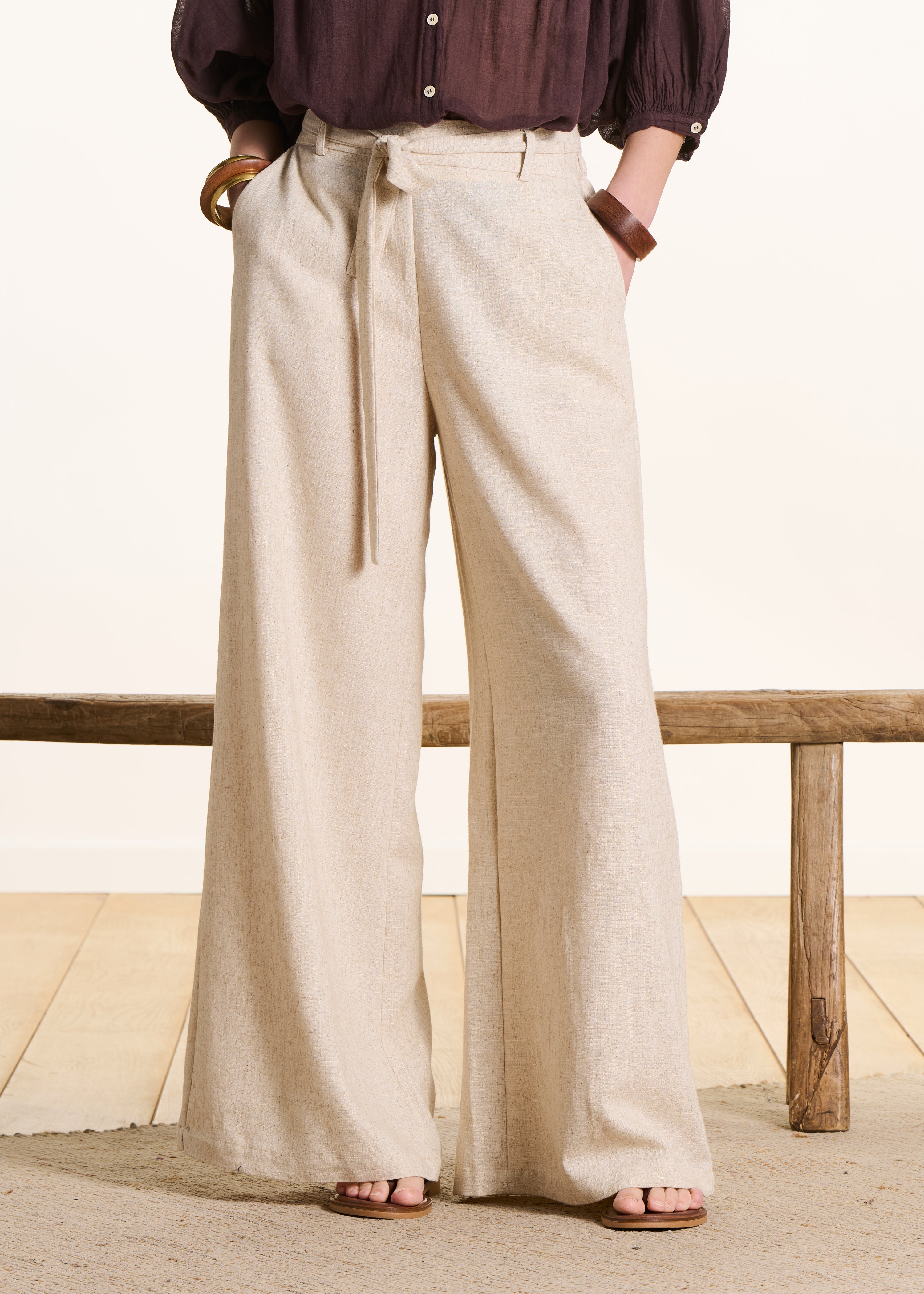 Pantalone largo beige iridescente con cintura da annodare