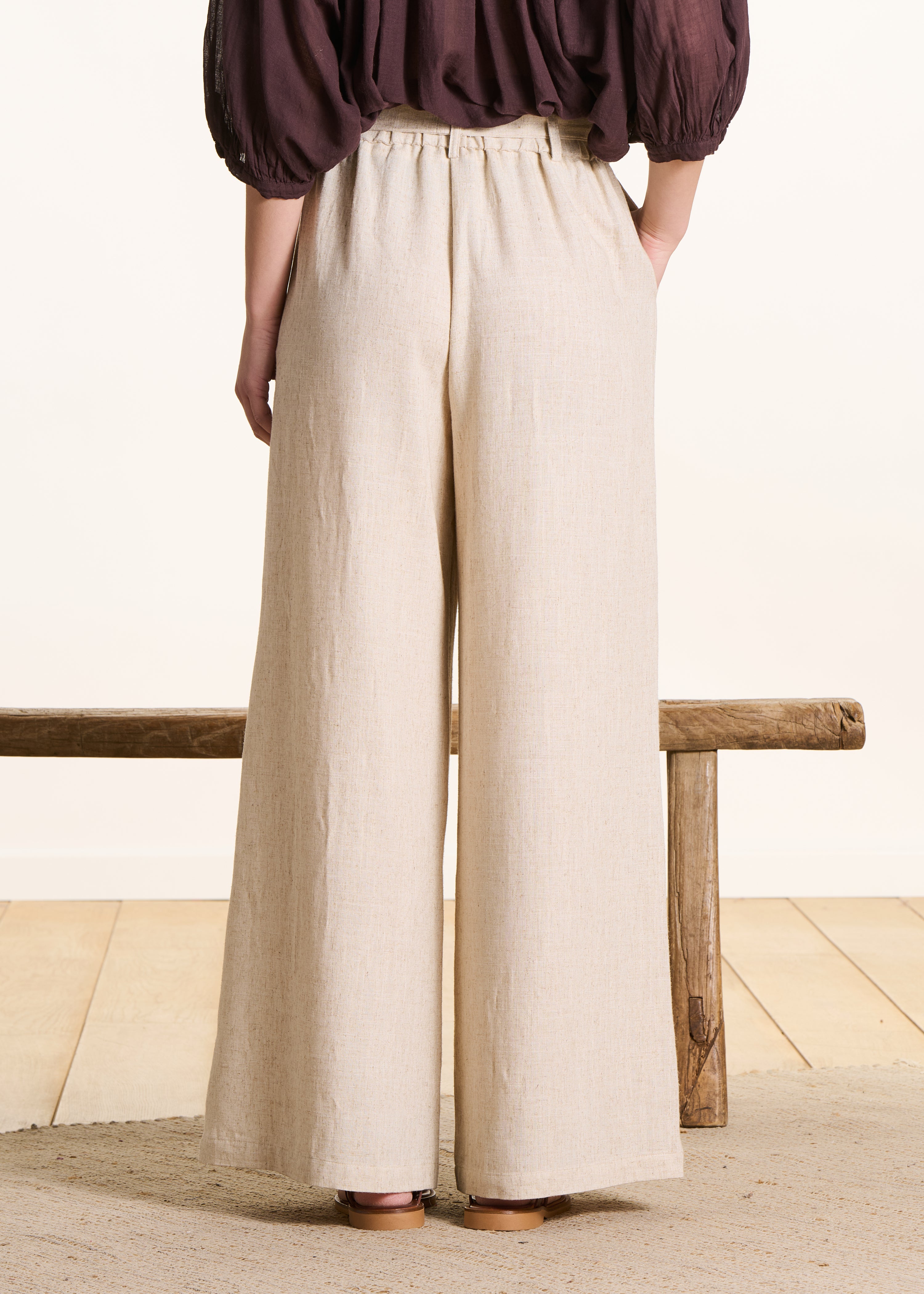 Pantalone largo beige iridescente con cintura da annodare