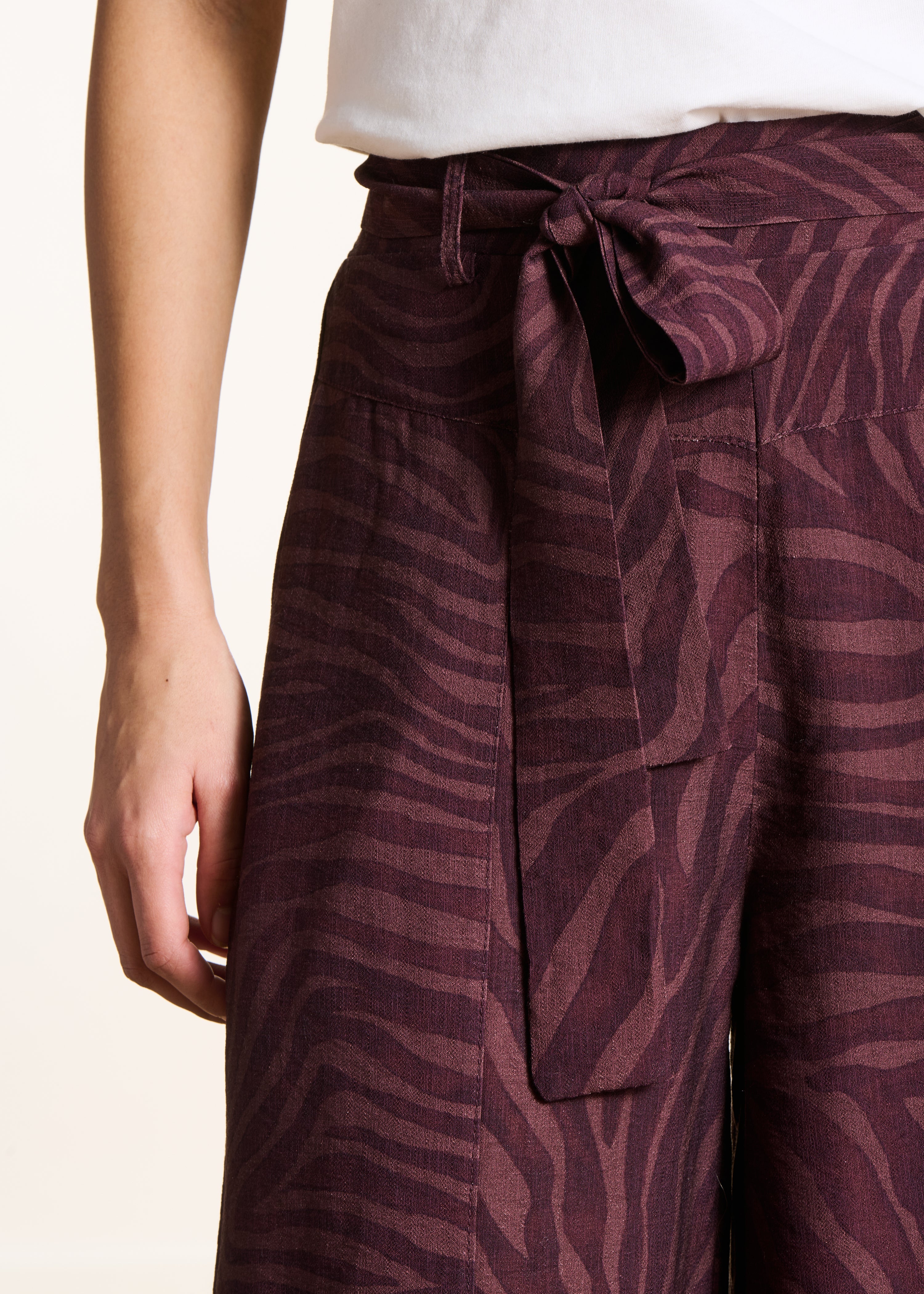 Pantaloni marroni 7/8 con stampa animalier