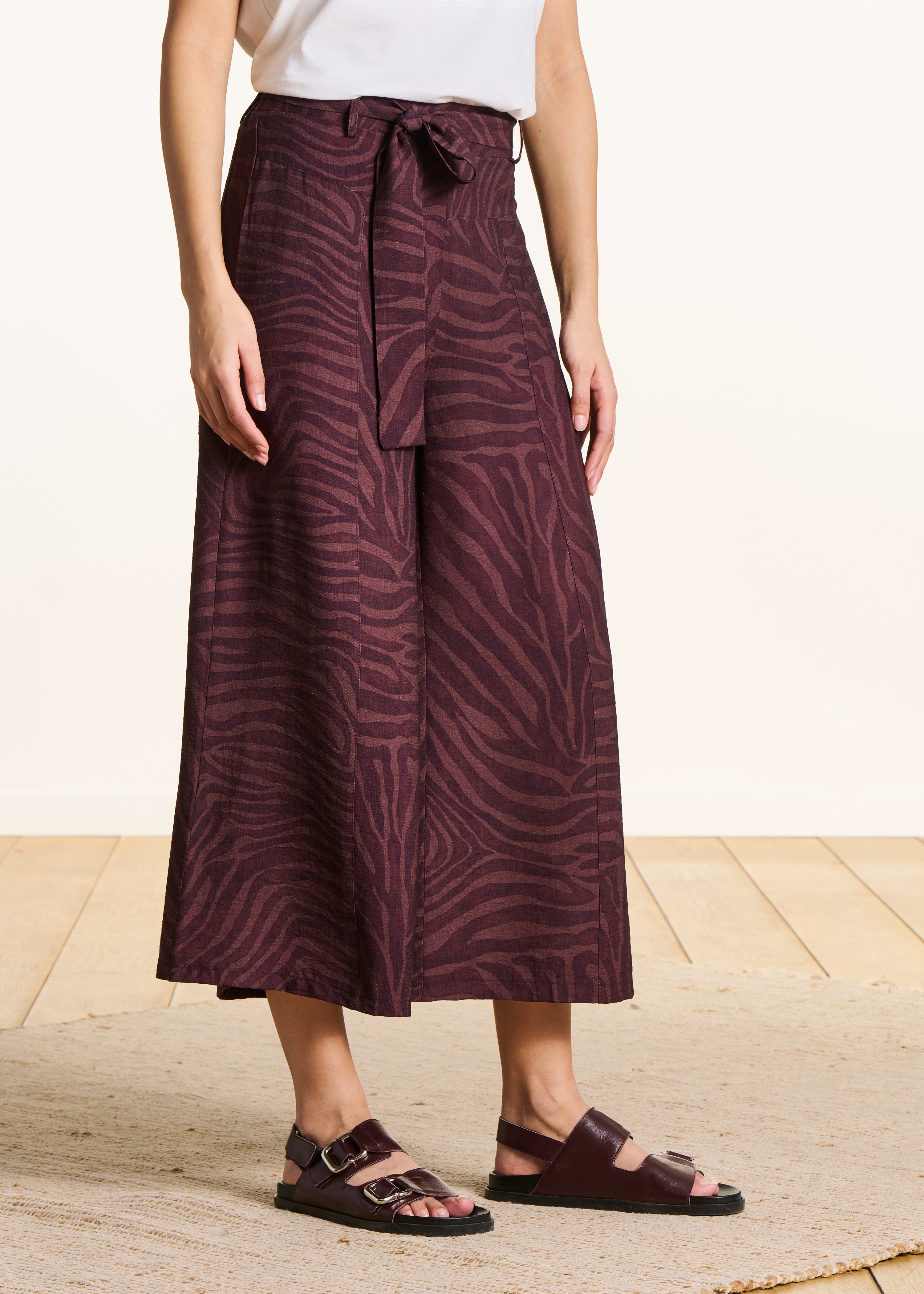 Pantaloni marroni 7/8 con stampa animalier