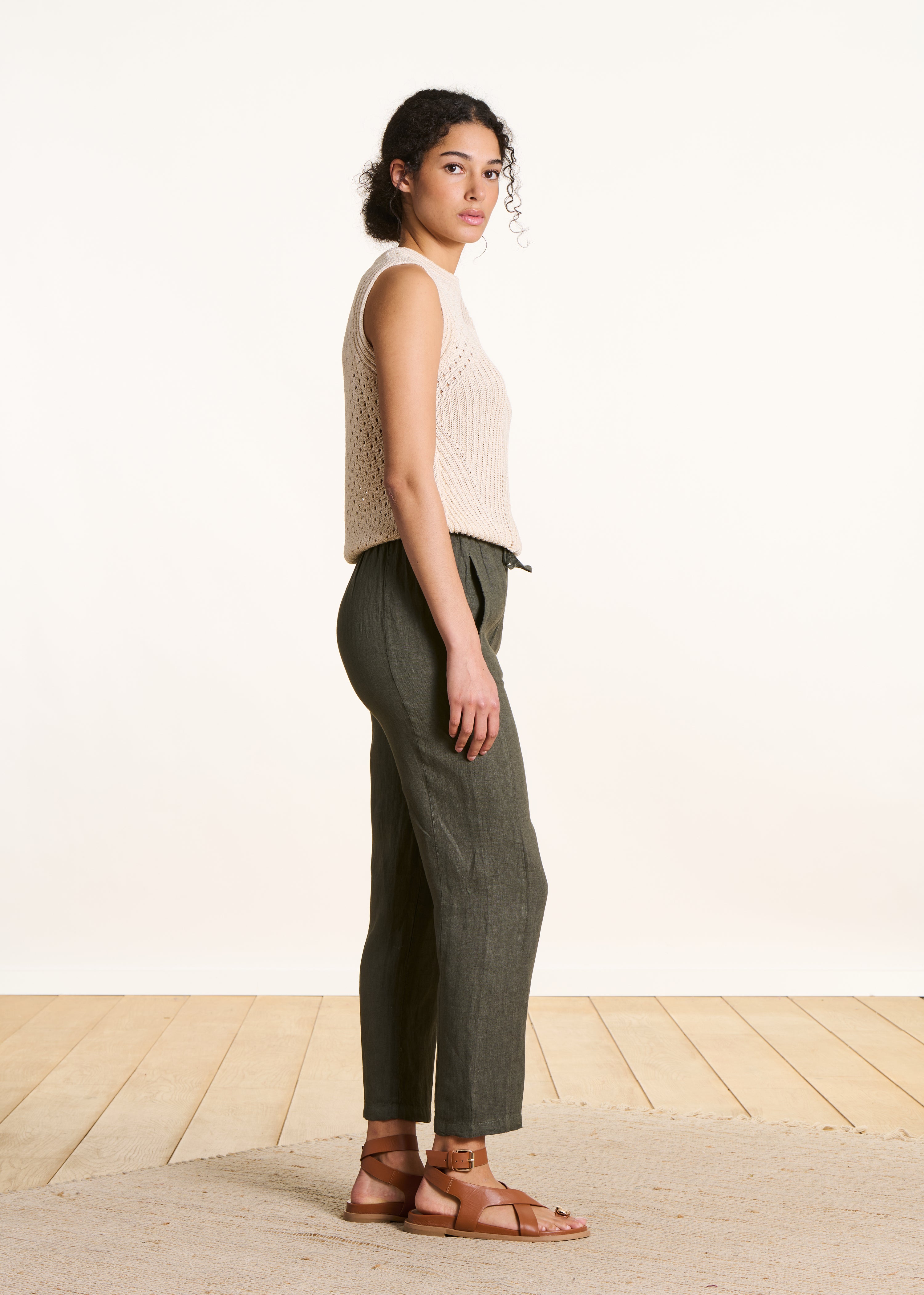 Khaki carrot pants in linen with elastic waistband