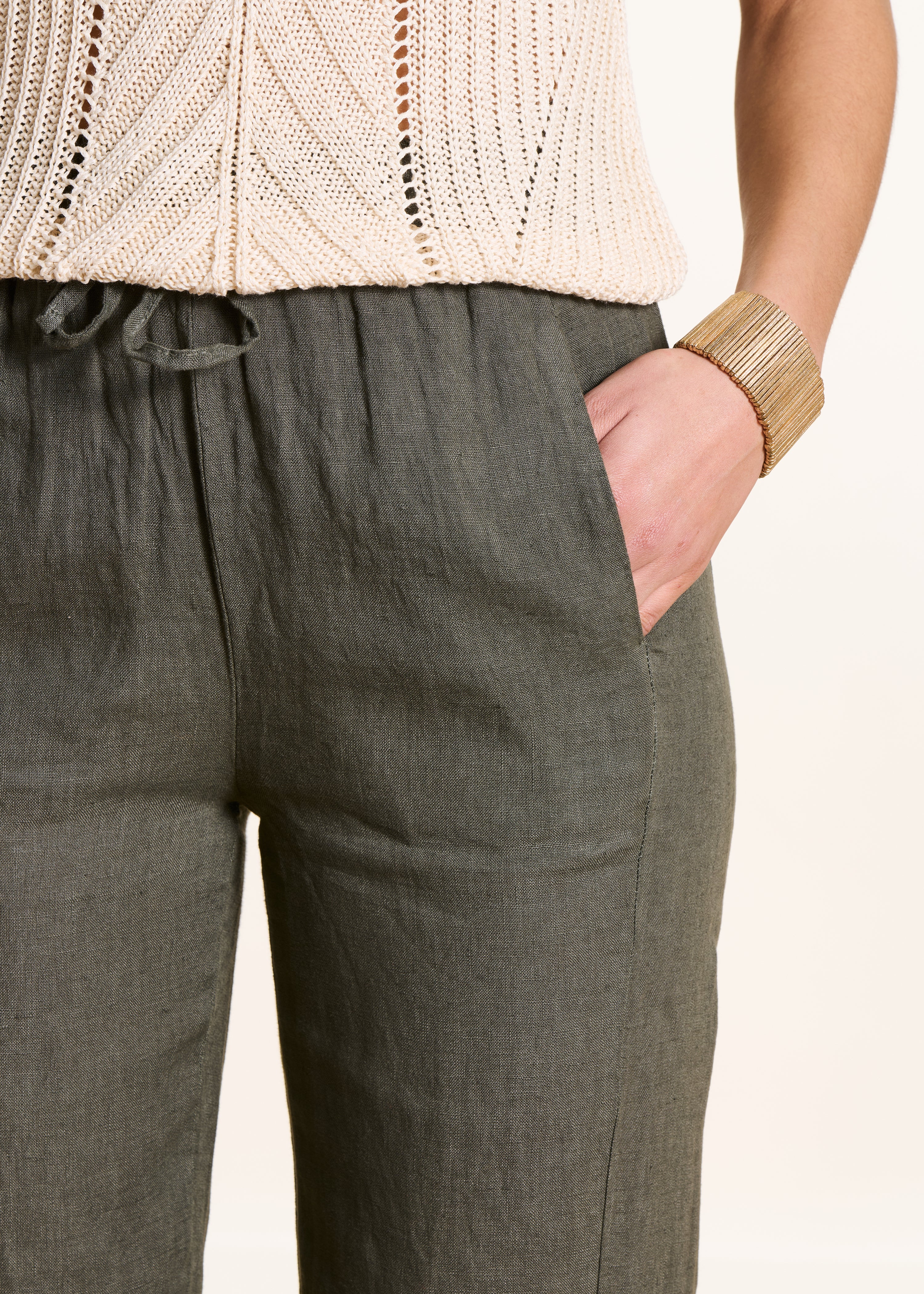 Pantaloni carota kaki in lino con vita elasticizzata