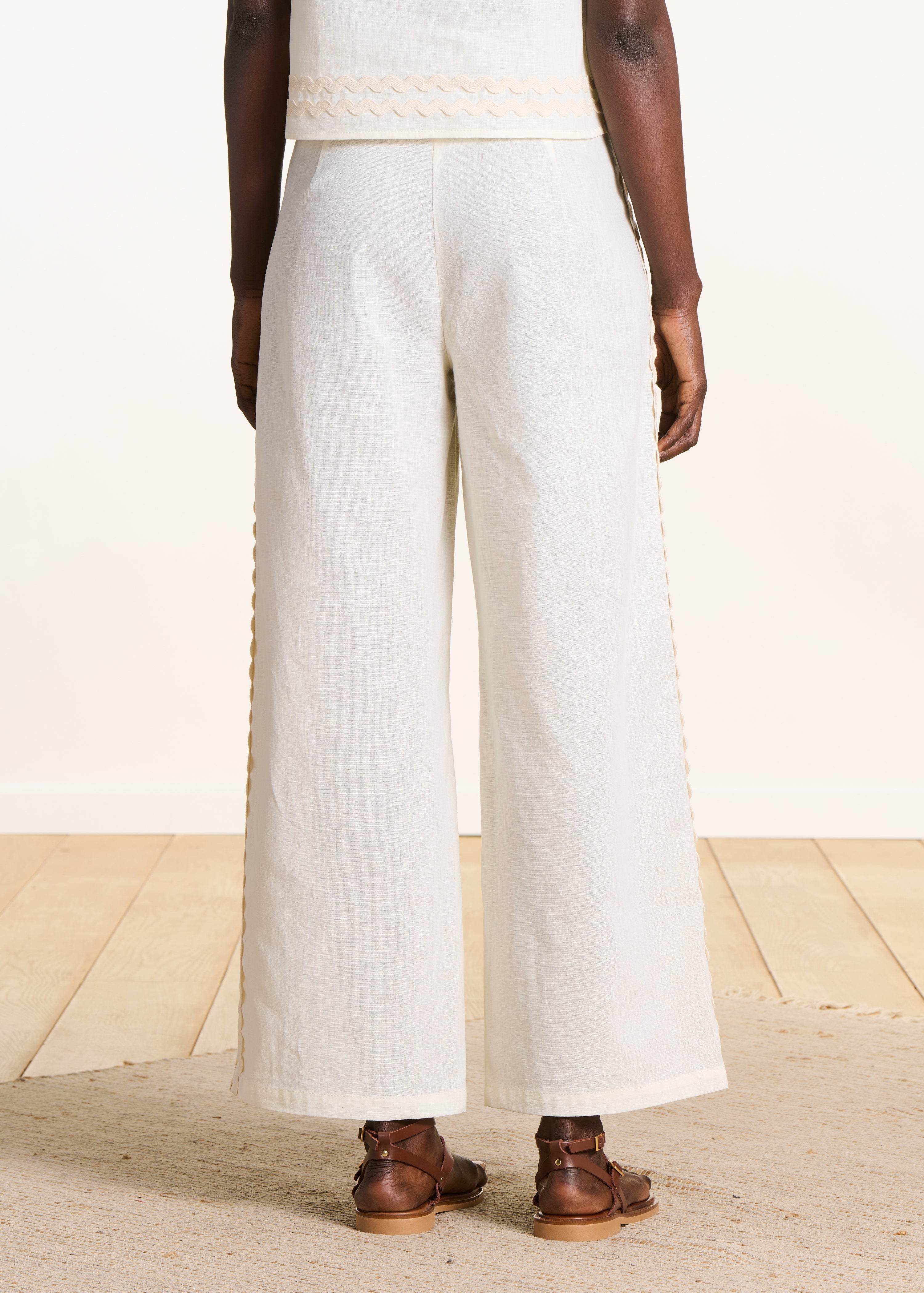 Pantaloni larghi écru a vita alta in lino e cotone