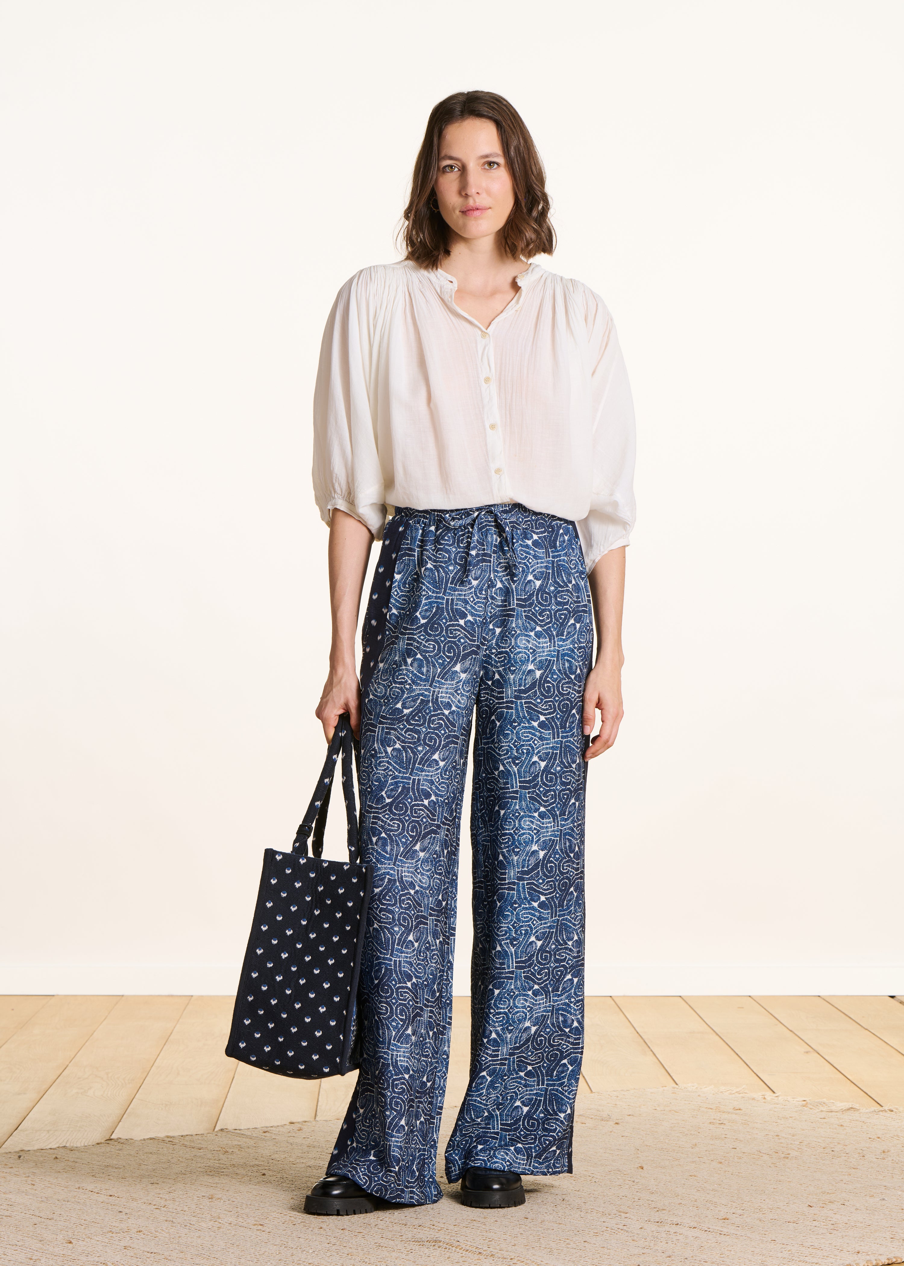 Pantalon large bleu à imprimé