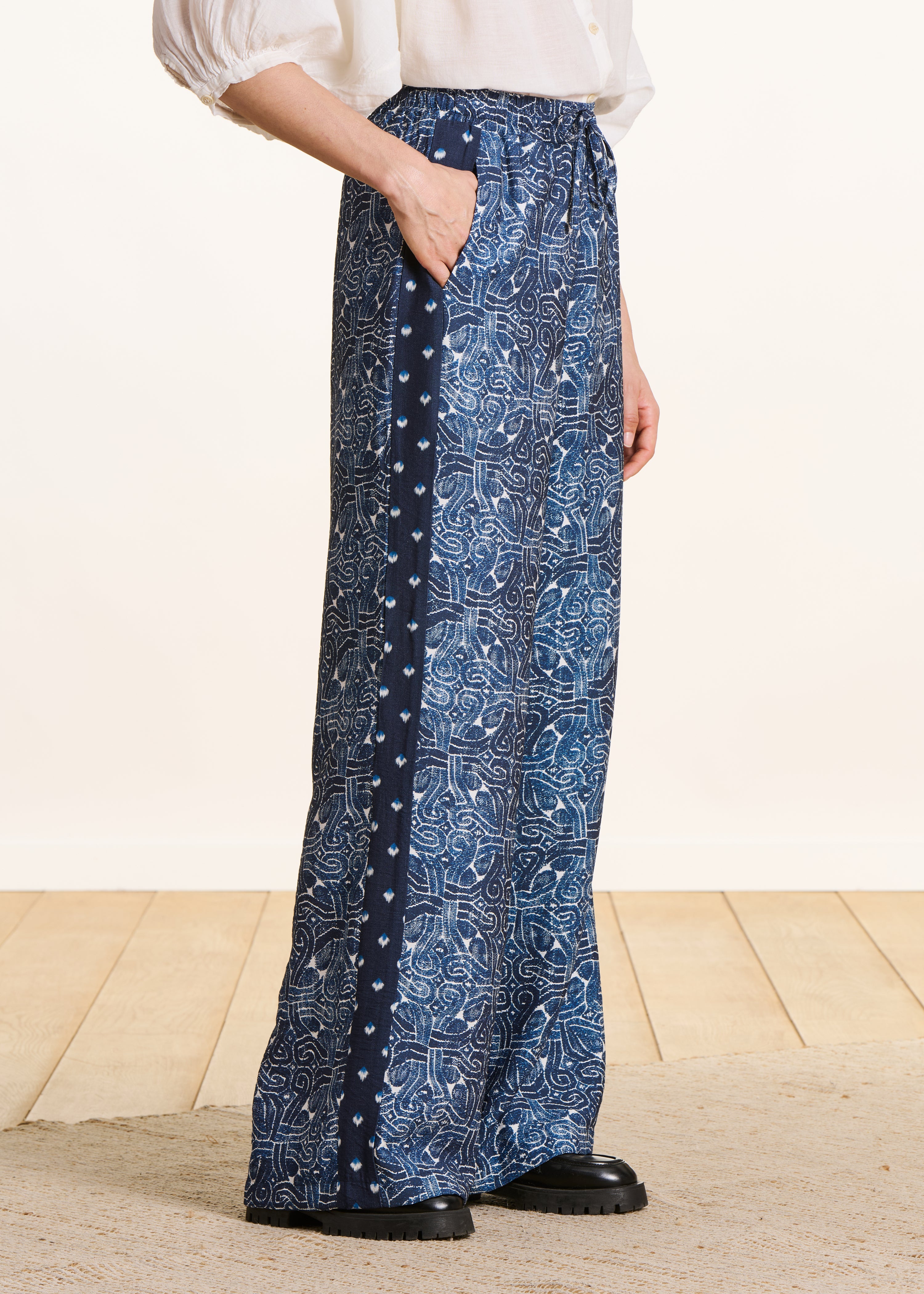 Pantalon large bleu à imprimé