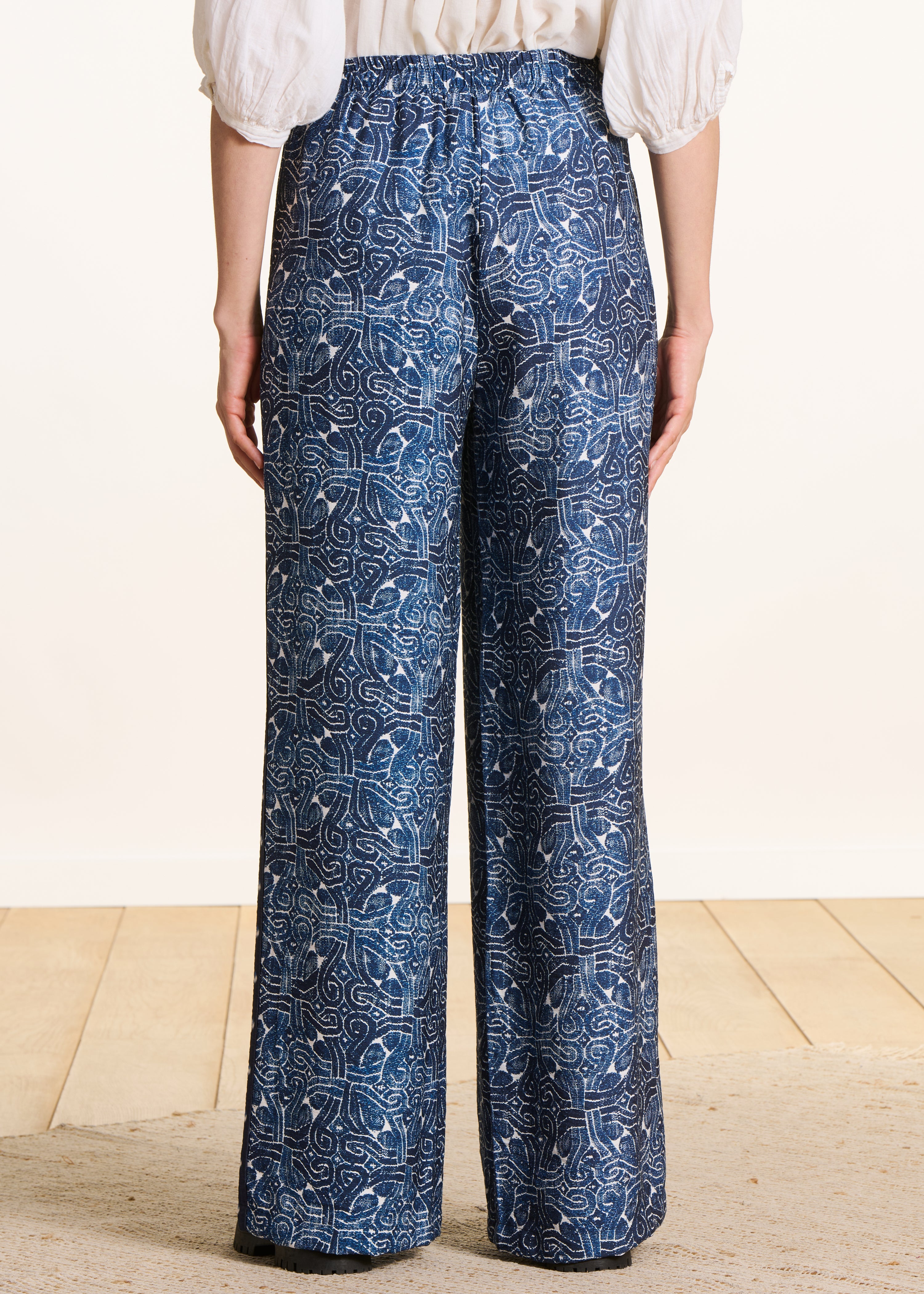 Pantalon large bleu à imprimé
