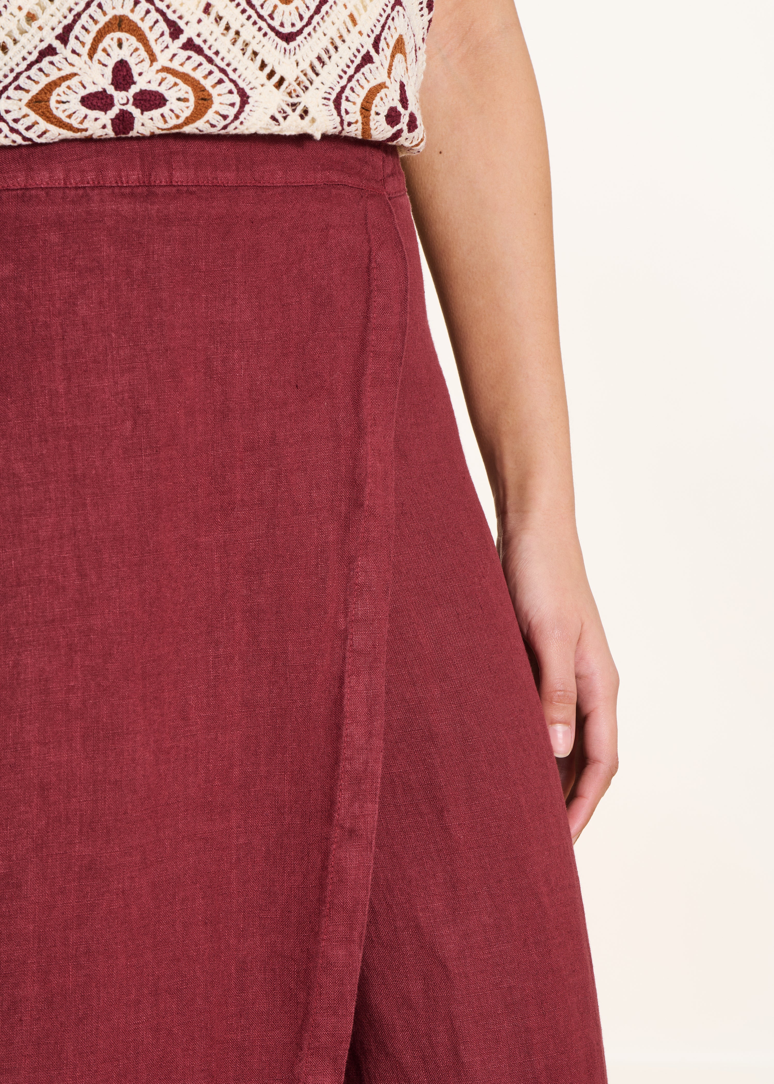 Pantalone ampio 7/8 bordeaux in lino con spacco