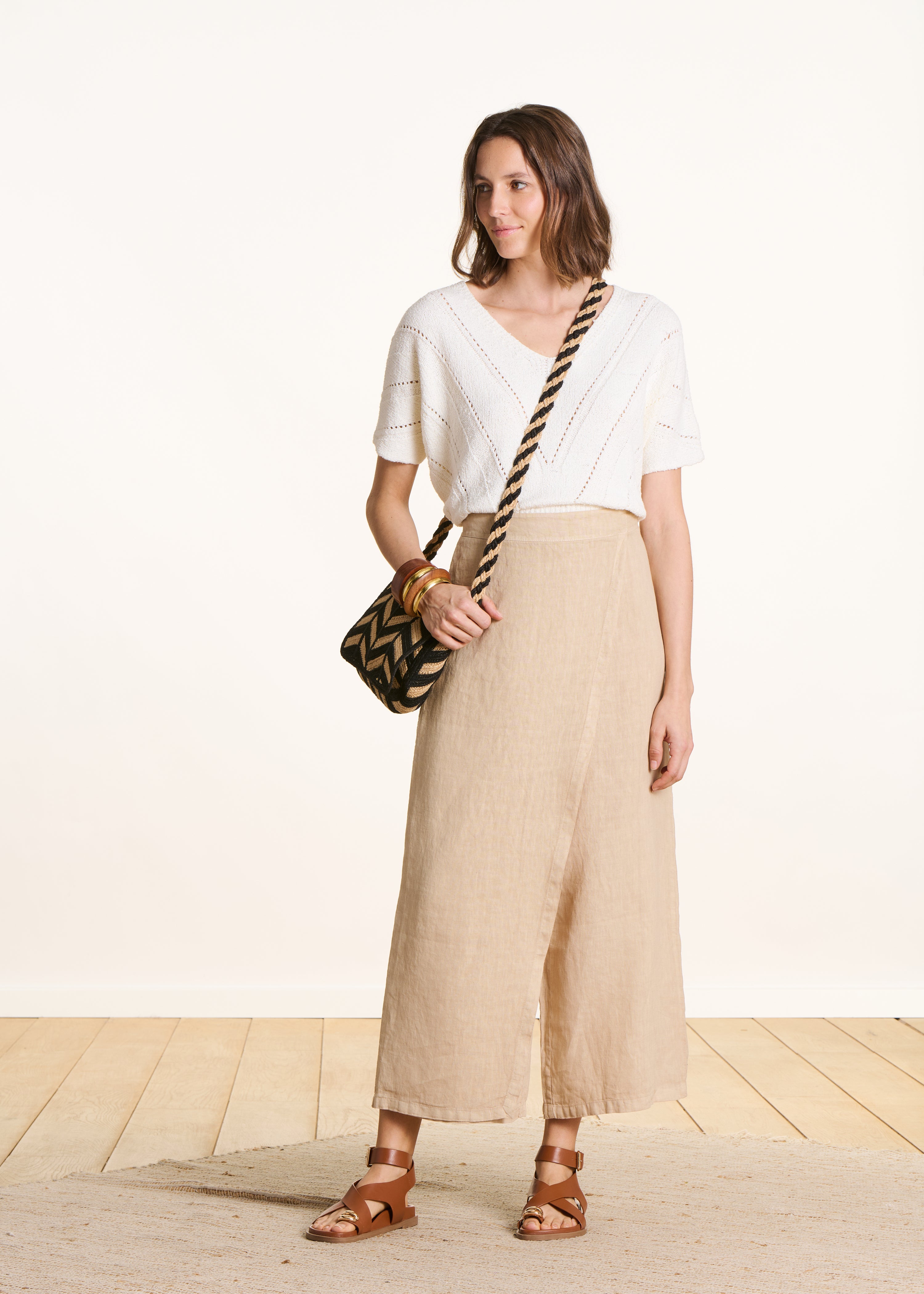 Beige wide-leg 7/8 linen trousers with slit