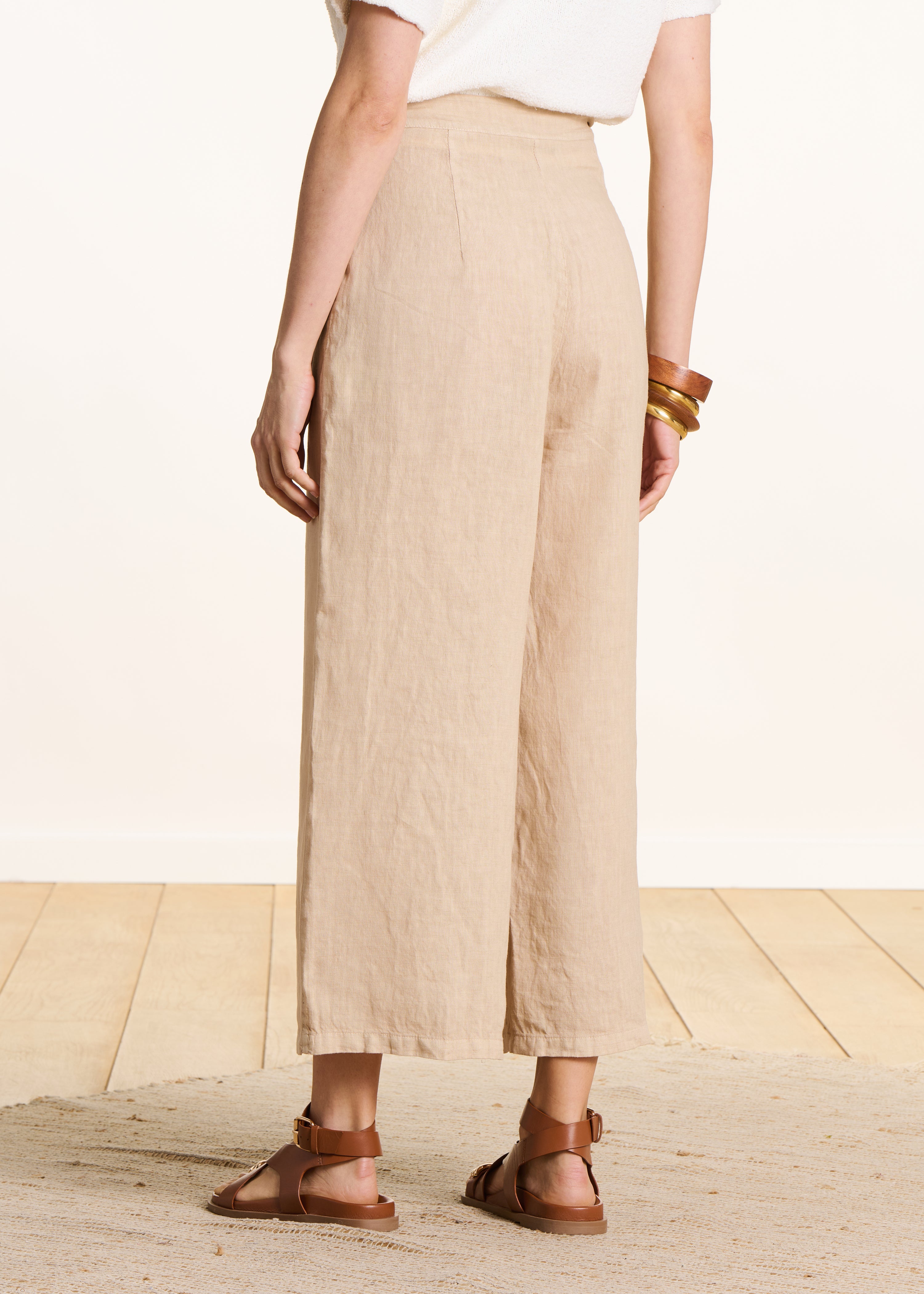Beige wide-leg 7/8 linen trousers with slit
