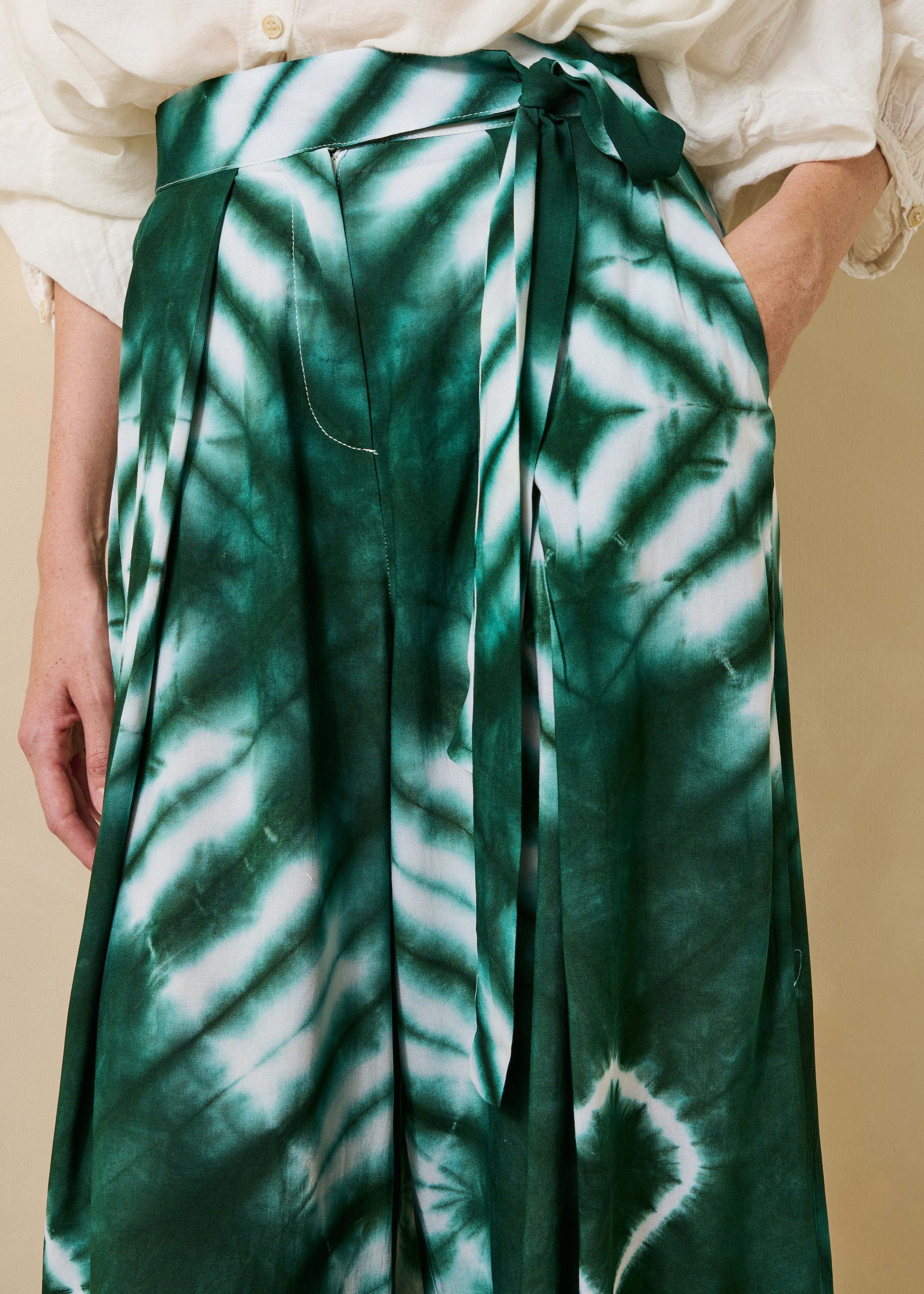Wijde groene broek met ceintuur en print