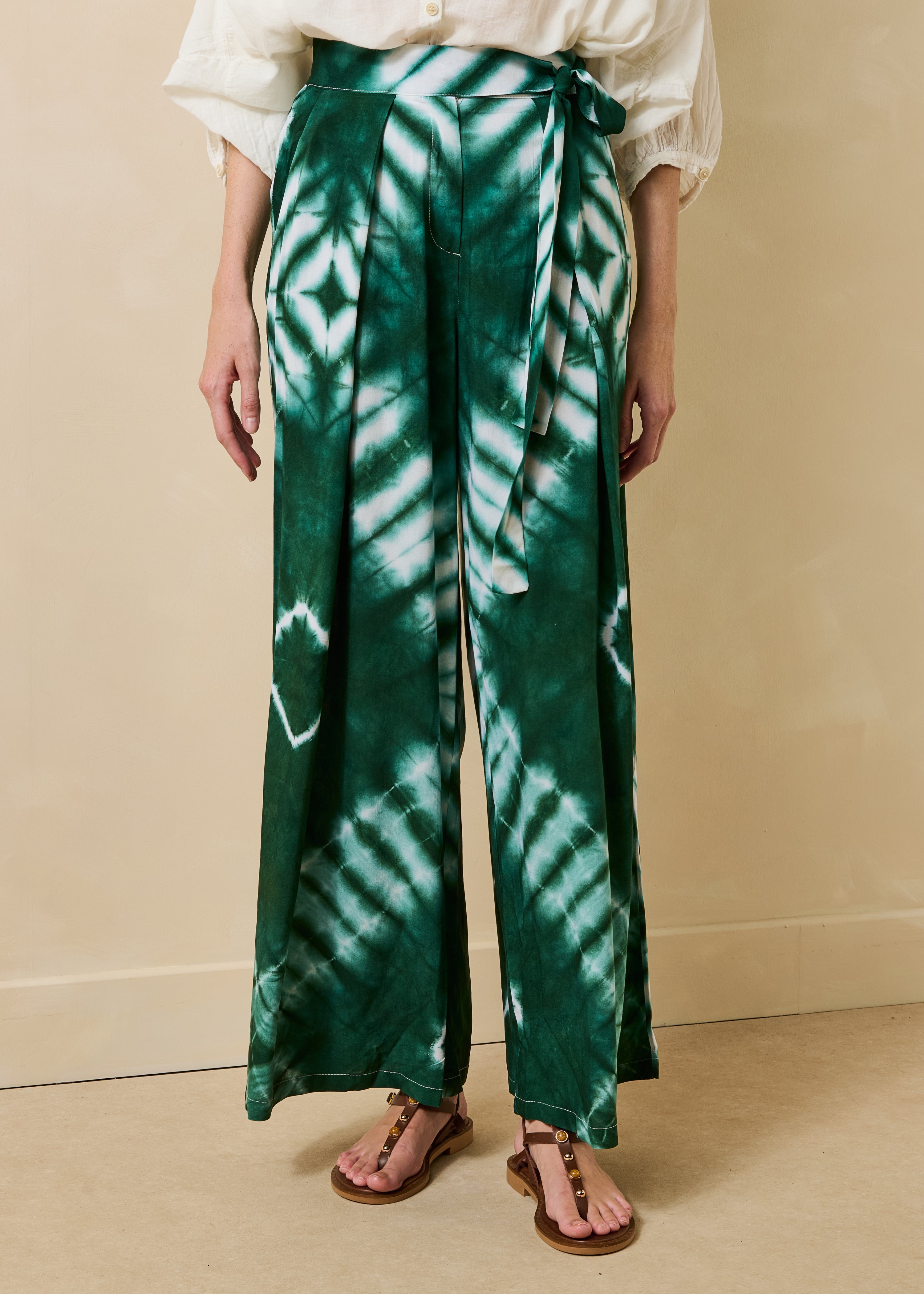 Wijde groene broek met ceintuur en print