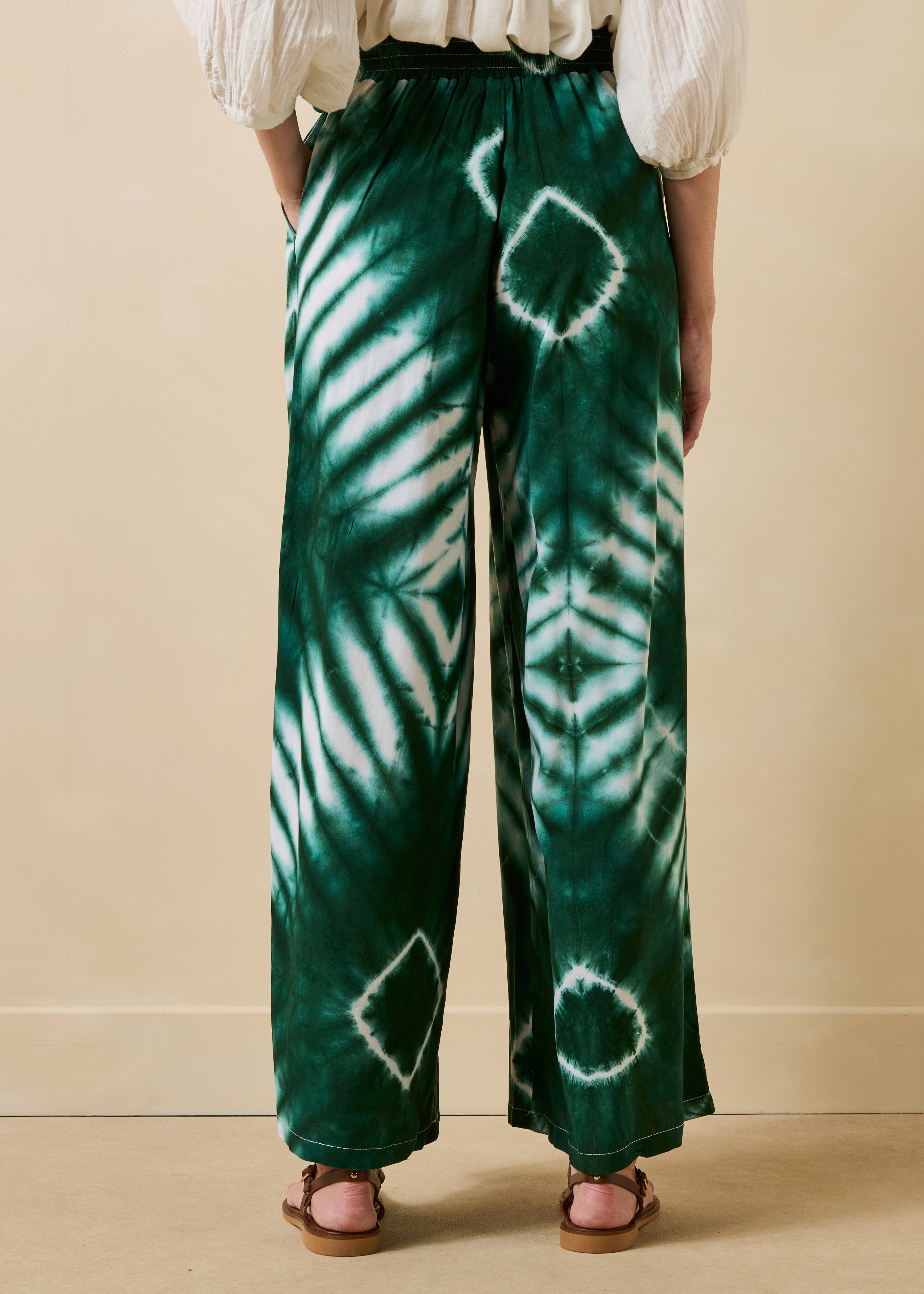Wijde groene broek met ceintuur en print