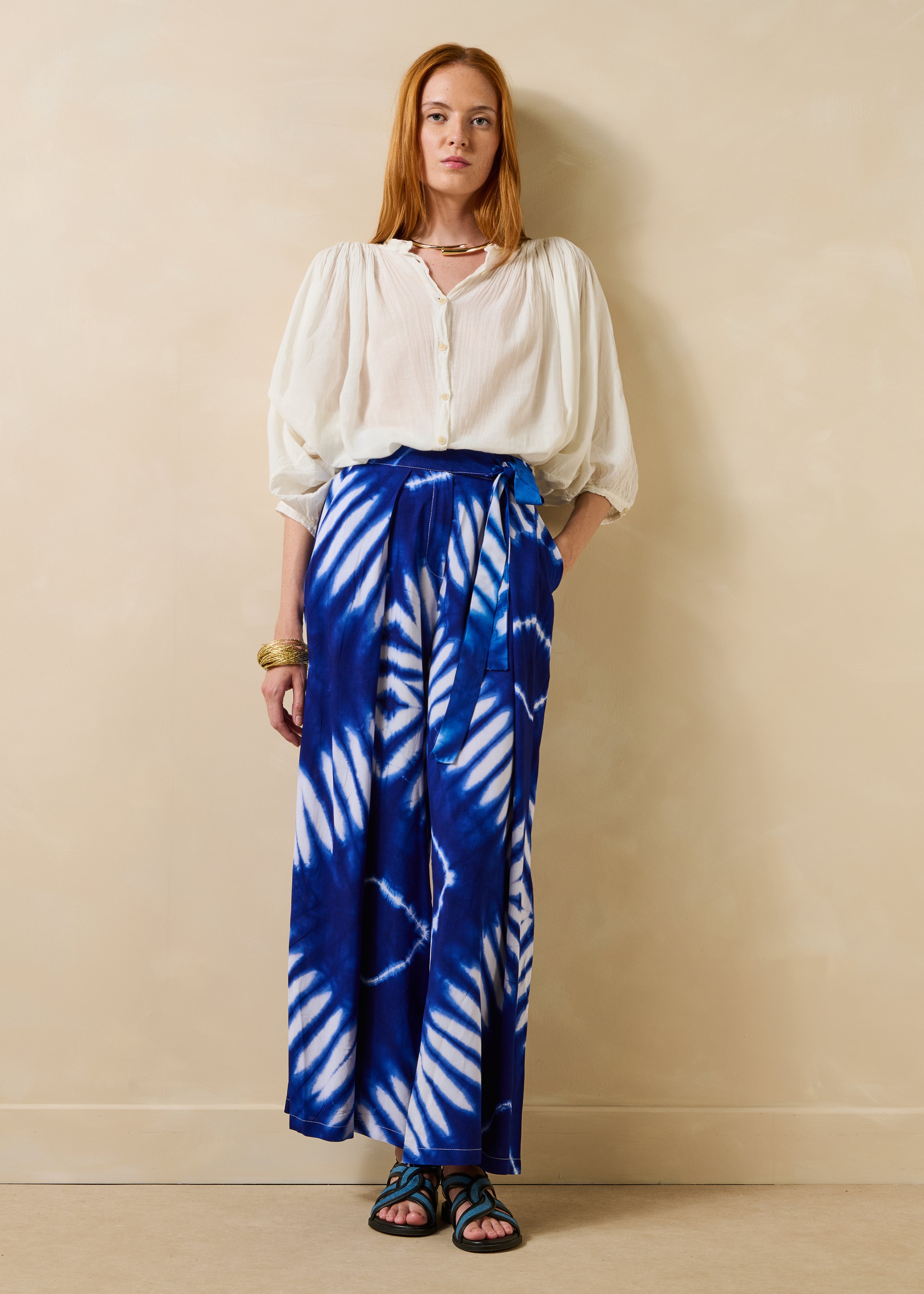 Weite blaue Hose mit Gürtel und Print
