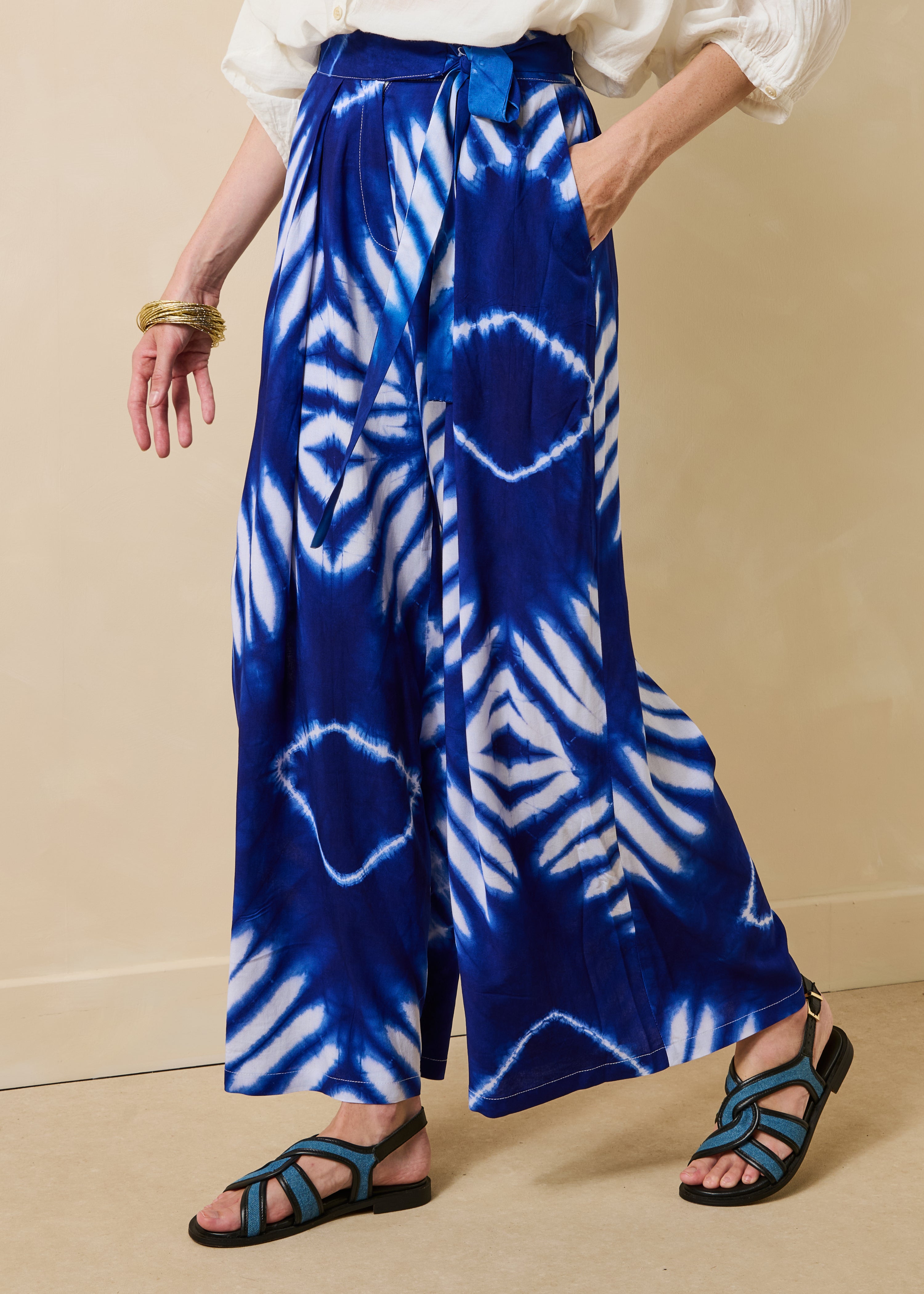 Weite blaue Hose mit Gürtel und Print