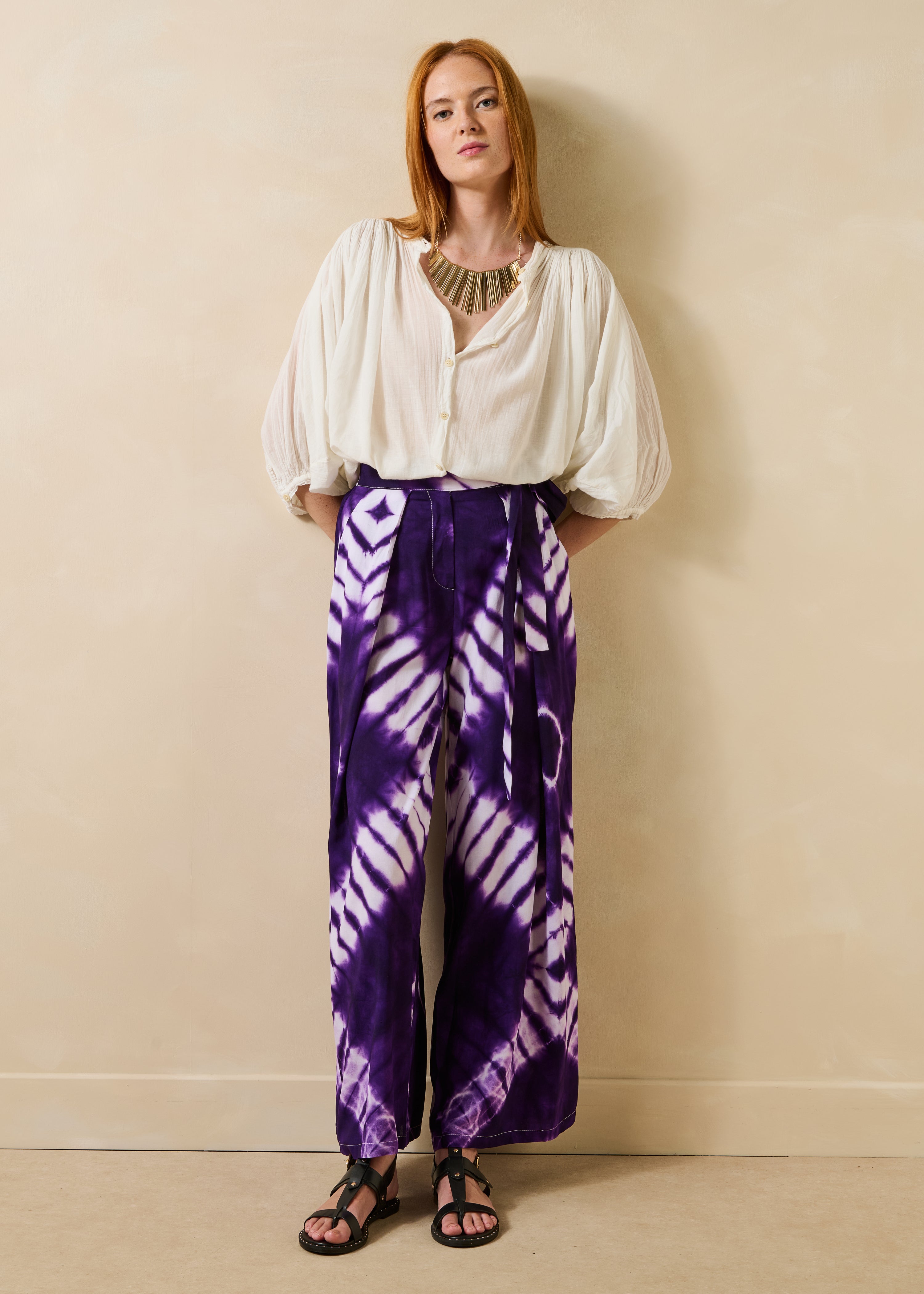 Wijde paarse broek met ceintuurprint