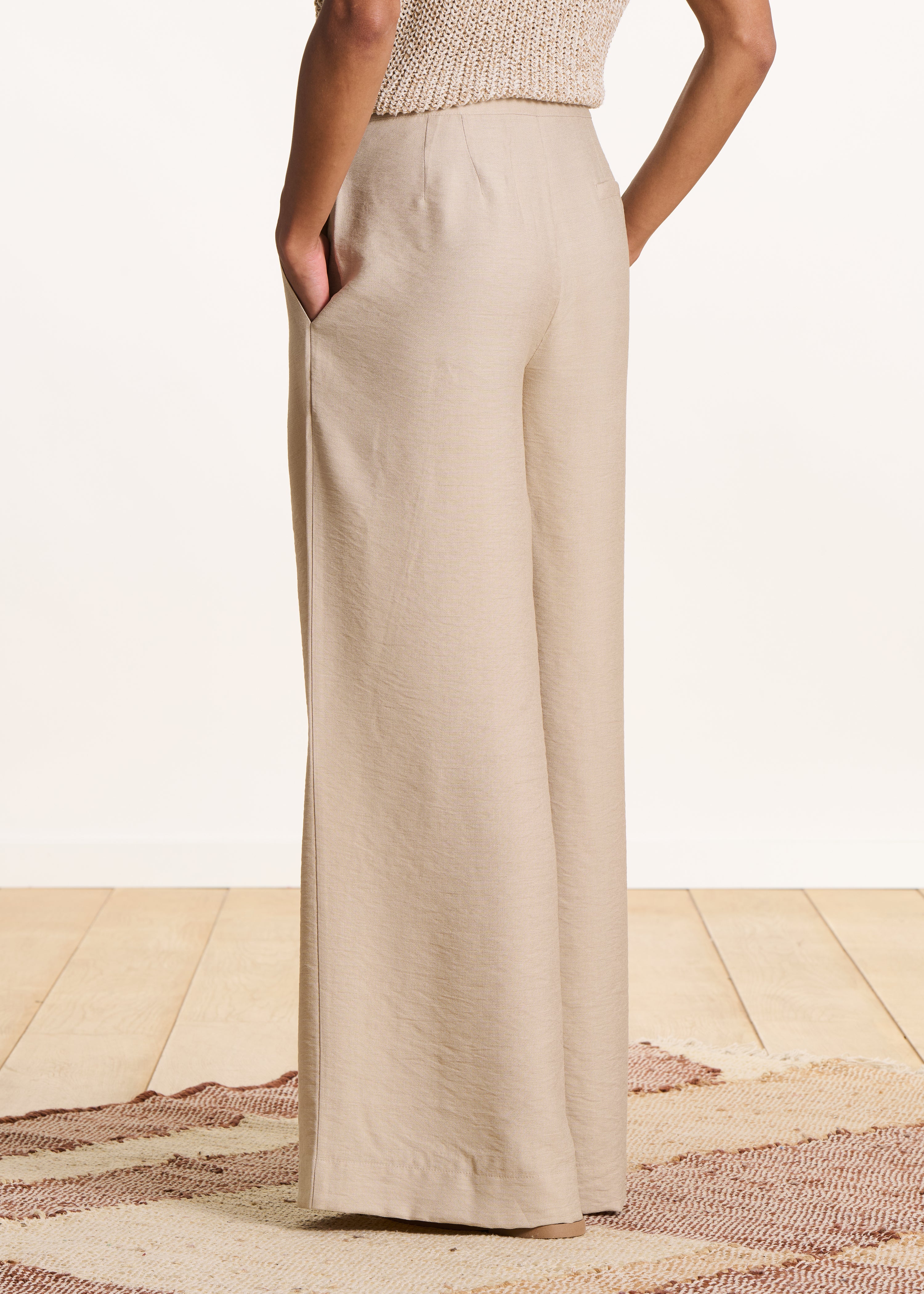 Pantaloni beige larghi a vita alta