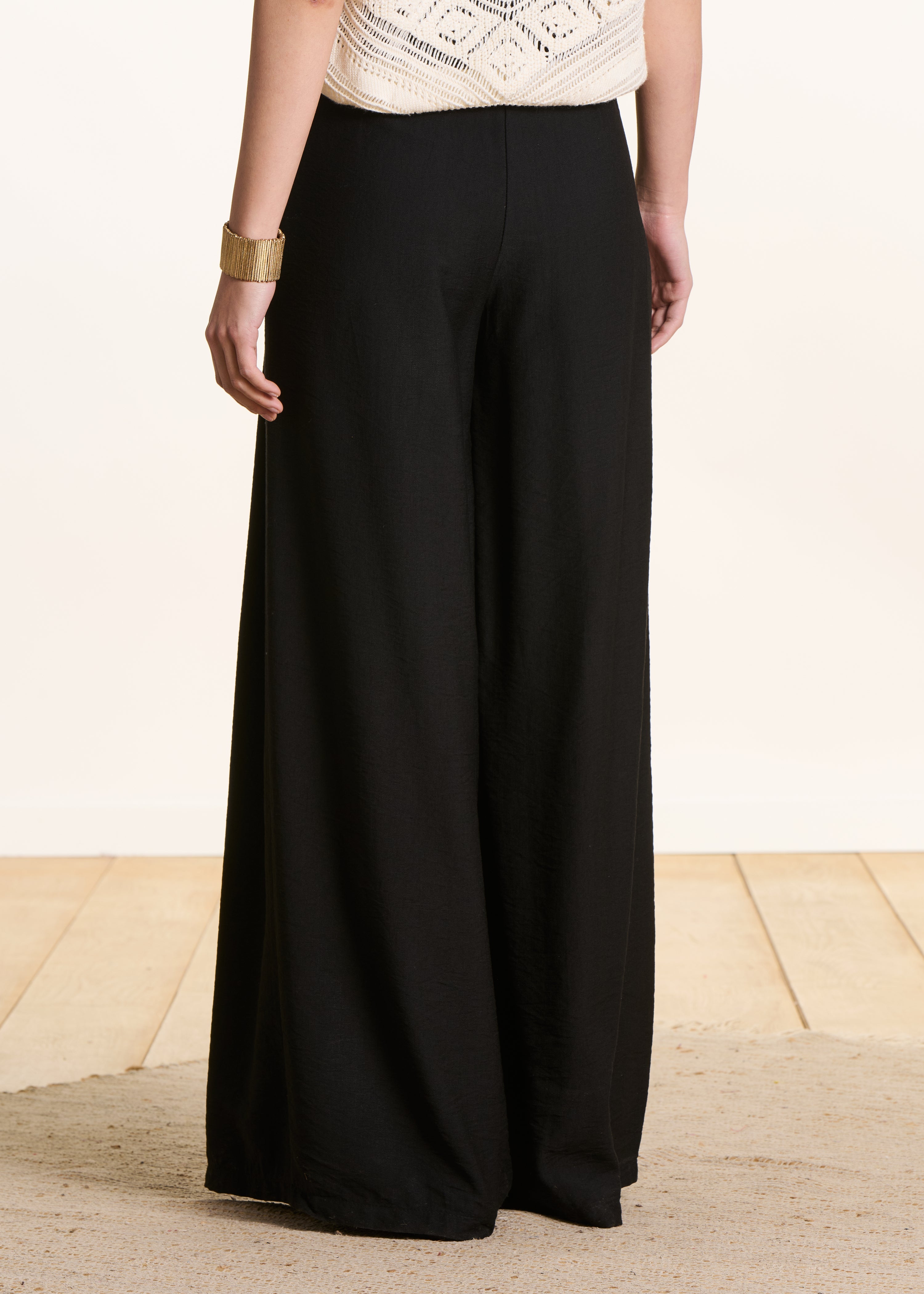 Pantalón negro largo de talle alto con cintura elástica