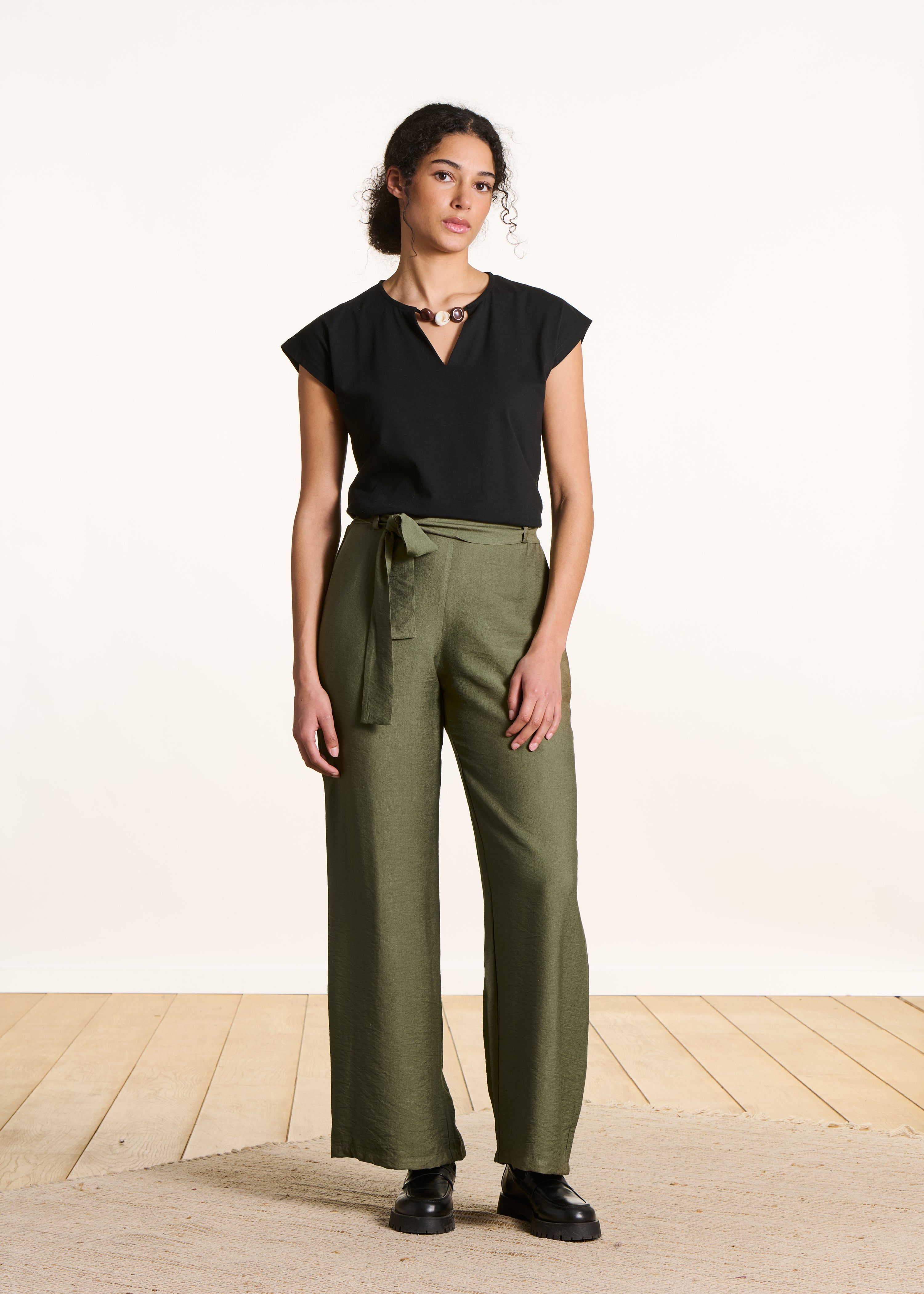 Fluid straight-leg khaki trousers with belt